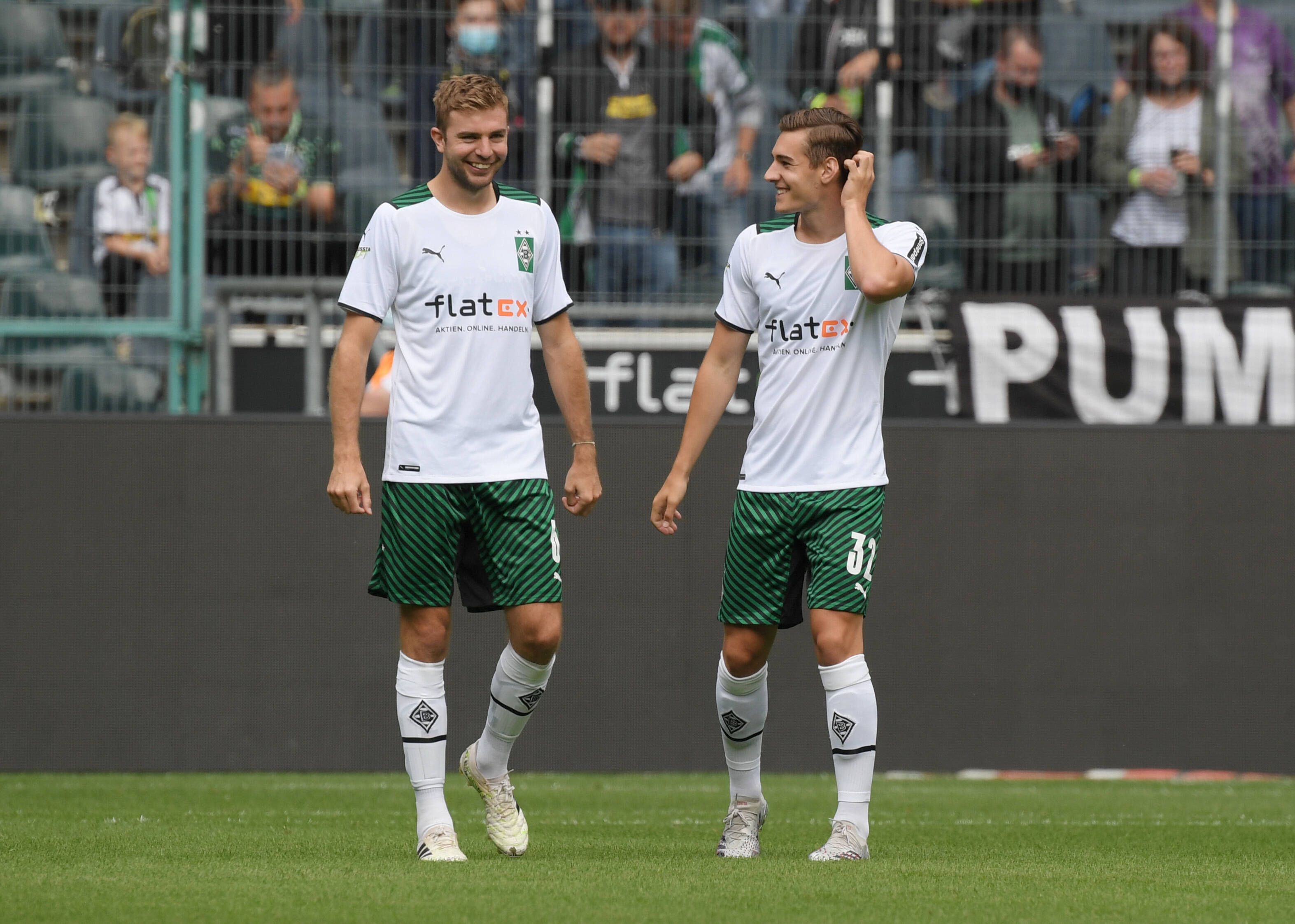 Die Gladbach-Profis Christoph Kramer (l.) und Florian Neuhaus (r.), hier zu sehen am 31. Juli 2021. Am Samstag, im Duell zwischen Borussia Mönchengladbach und Dortmund, treffen die beiden ihren ehemaligen Trainer Marco Rose wieder. Kramer lacht auf diesem Foto, Neuhaus auch, er fasst sich zugleich an den Hinterkopf.