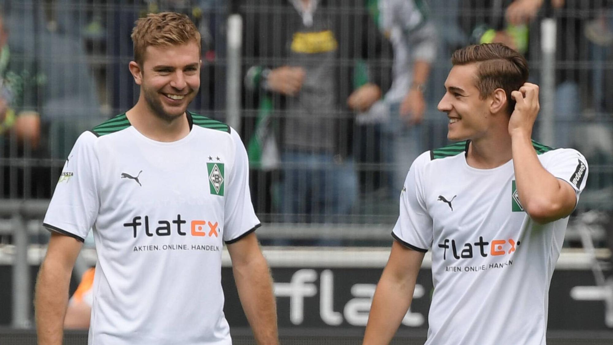 Die Gladbach-Profis Christoph Kramer (l.) und Florian Neuhaus (r.), hier zu sehen am 31. Juli 2021. Am Samstag, im Duell zwischen Borussia Mönchengladbach und Dortmund, treffen die beiden ihren ehemaligen Trainer Marco Rose wieder. Kramer lacht auf diesem Foto, Neuhaus auch, er fasst sich zugleich an den Hinterkopf.