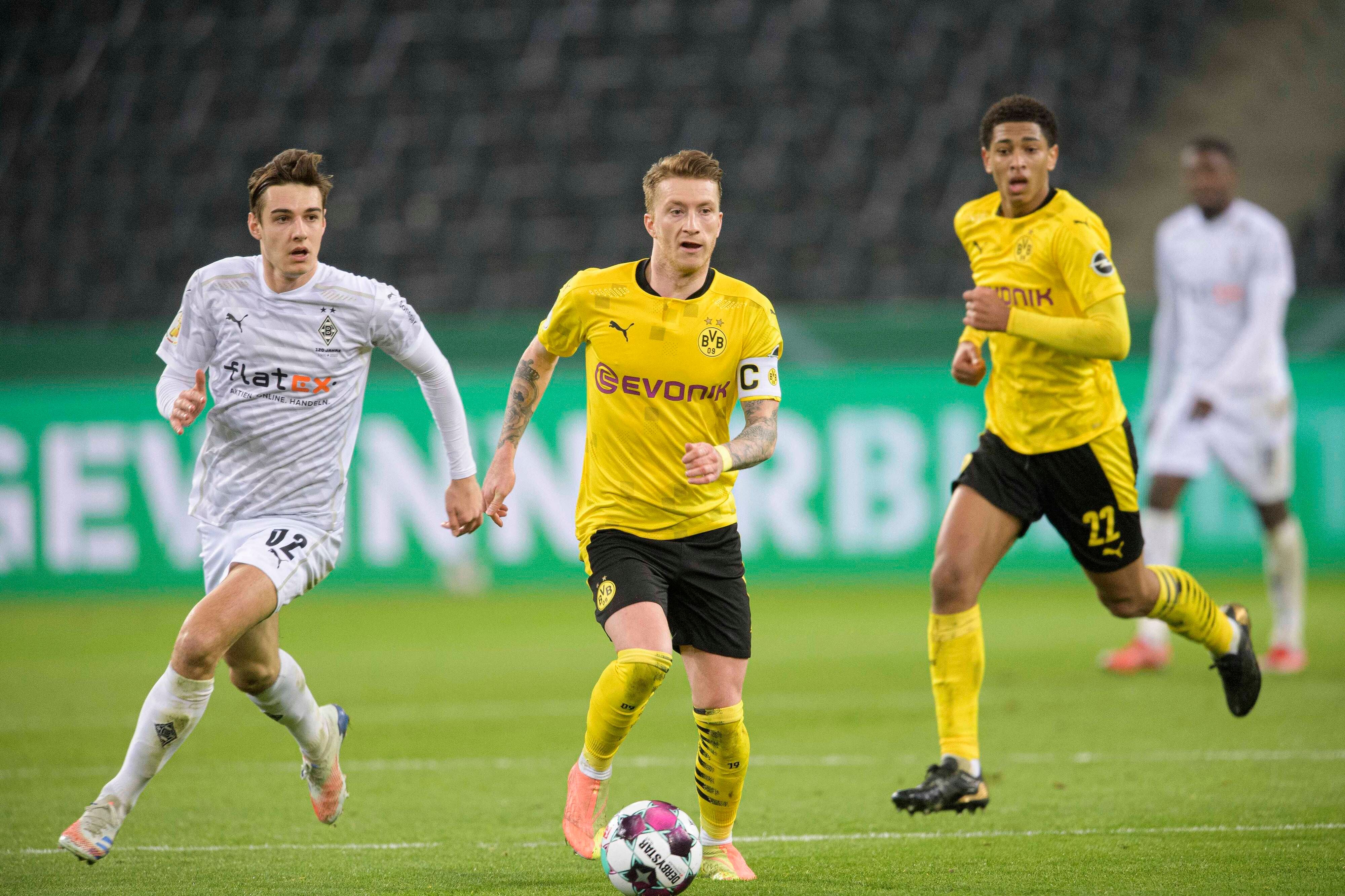 Gladbachs Florian Neuhaus (l.) im Duell mit Dortmunds Marco Reus (r.), im DFB-Pokal-Viertelfinale am 2. März 2021.