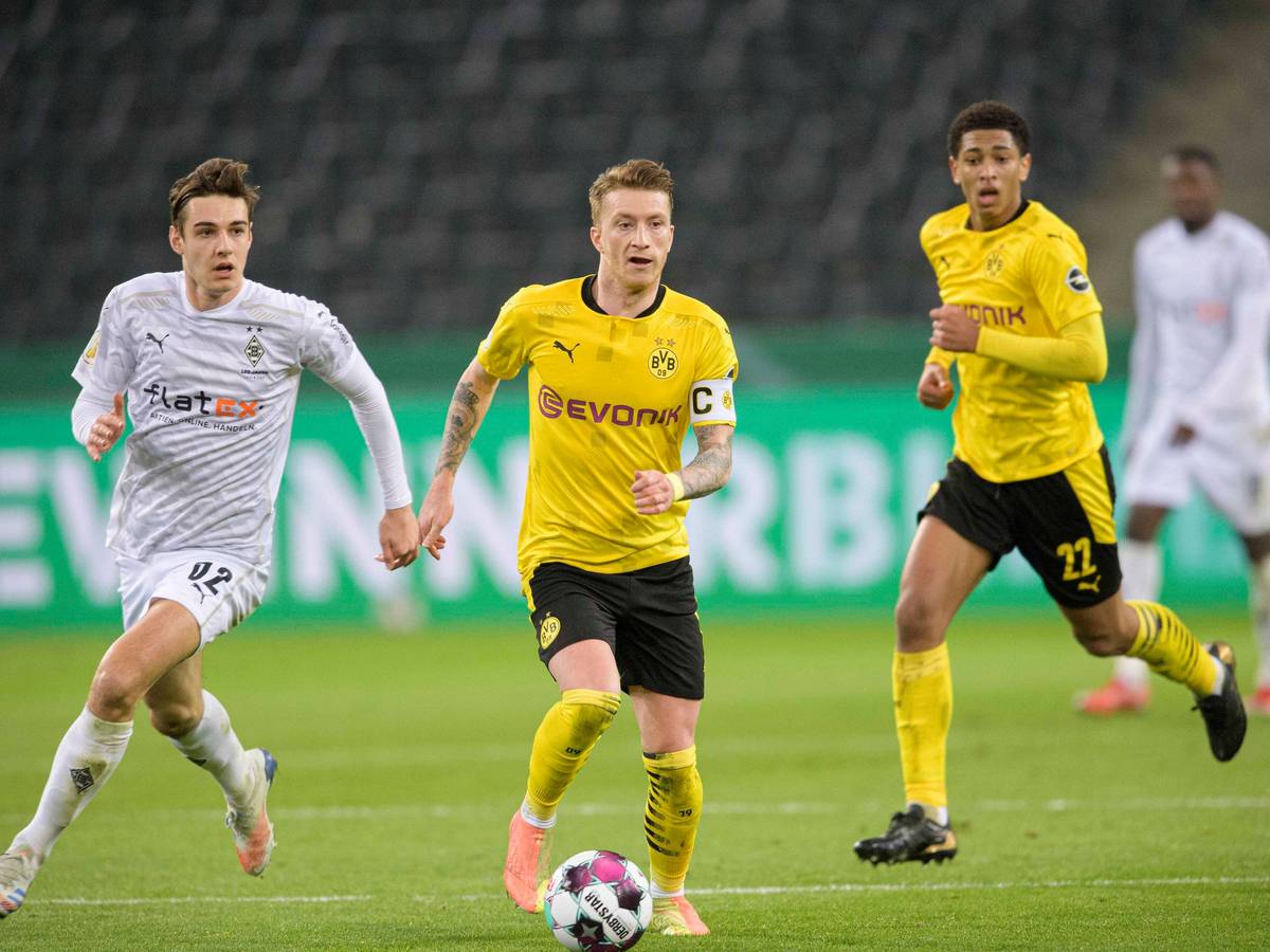 Gladbachs Florian Neuhaus (l.) im Duell mit Dortmunds Marco Reus (r.), im DFB-Pokal-Viertelfinale am 2. März 2021.