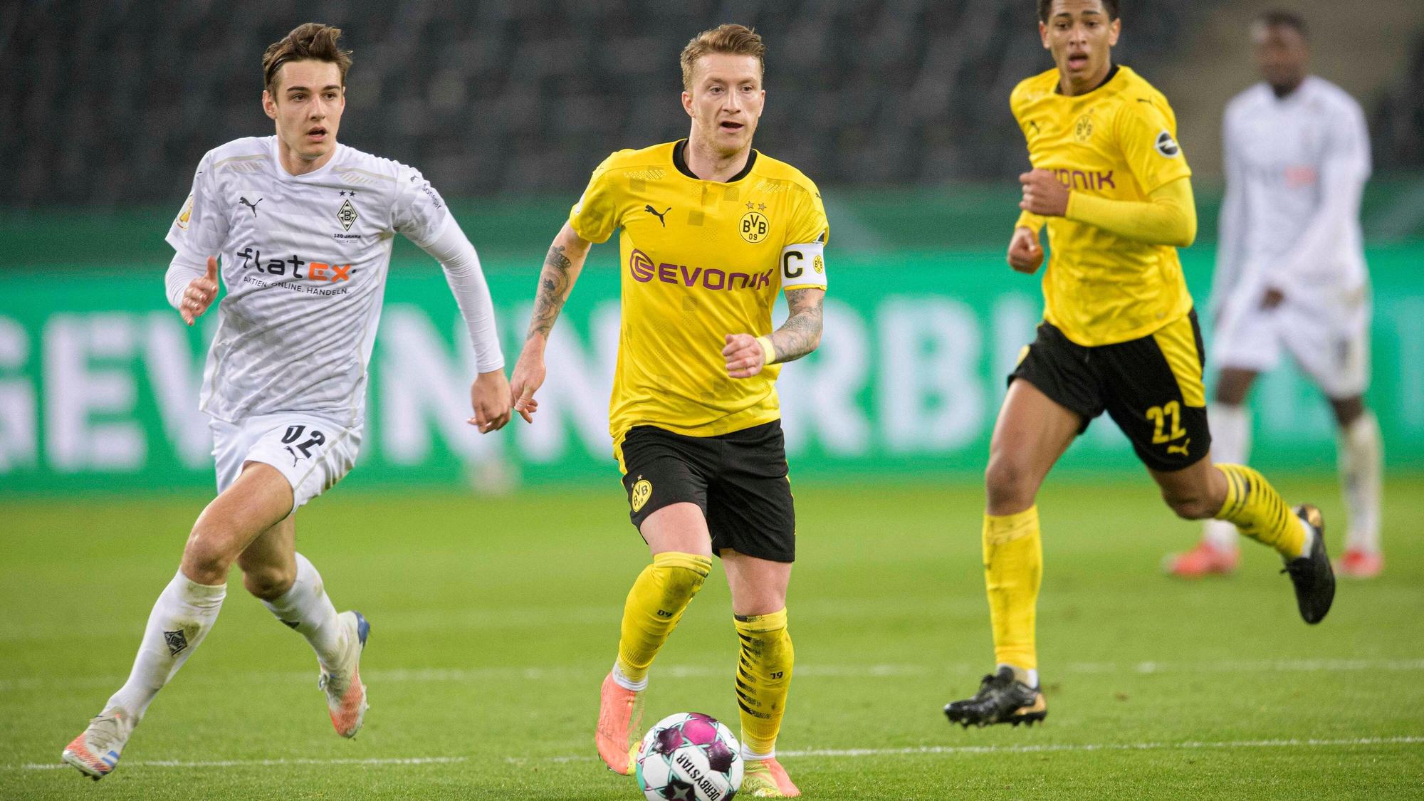 Gladbachs Florian Neuhaus (l.) im Duell mit Dortmunds Marco Reus (r.), im DFB-Pokal-Viertelfinale am 2. März 2021.