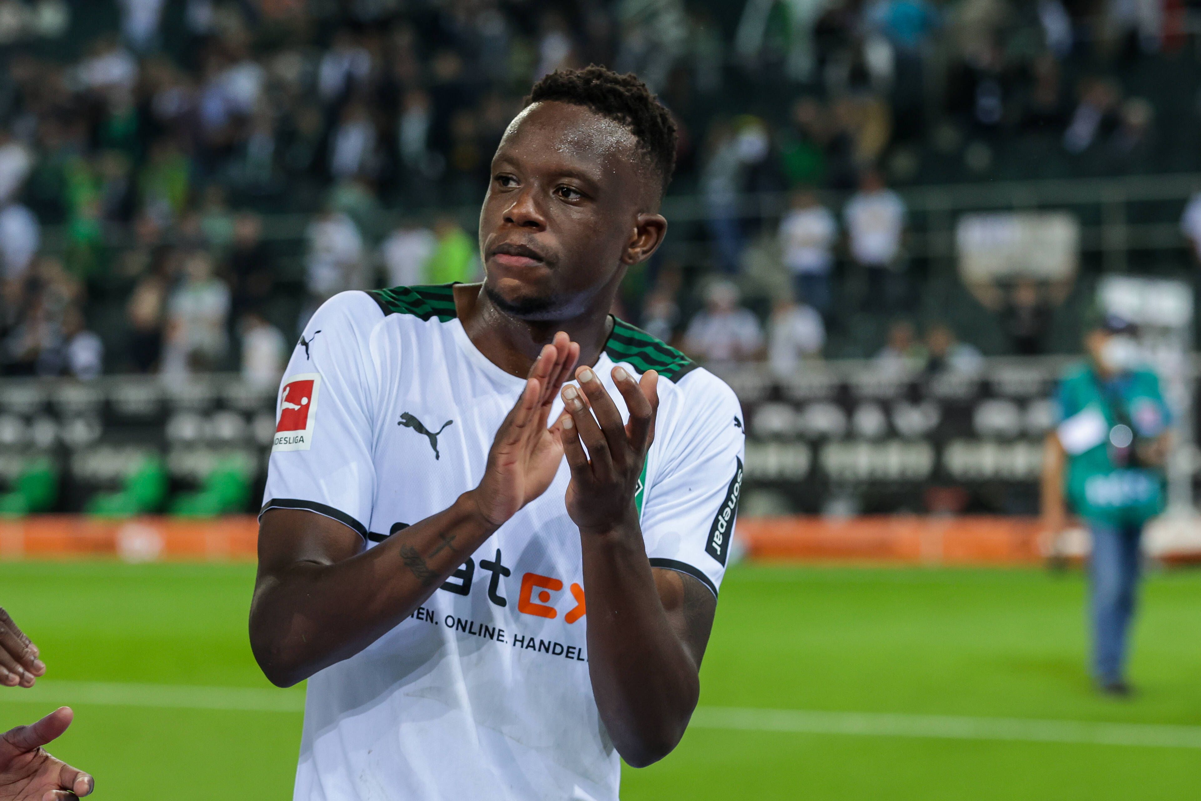Denis Zakaria von Borussia Mönchengladbach applaudiert nach dem 3:1-Sieg gegen Arminia Bielefeld im Borussia-Park am 12.09.2021 den Fans.