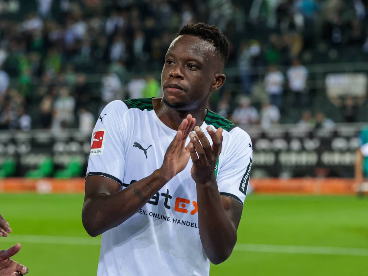 Denis Zakaria von Borussia Mönchengladbach applaudiert nach dem 3:1-Sieg gegen Arminia Bielefeld im Borussia-Park am 12.09.2021 den Fans.