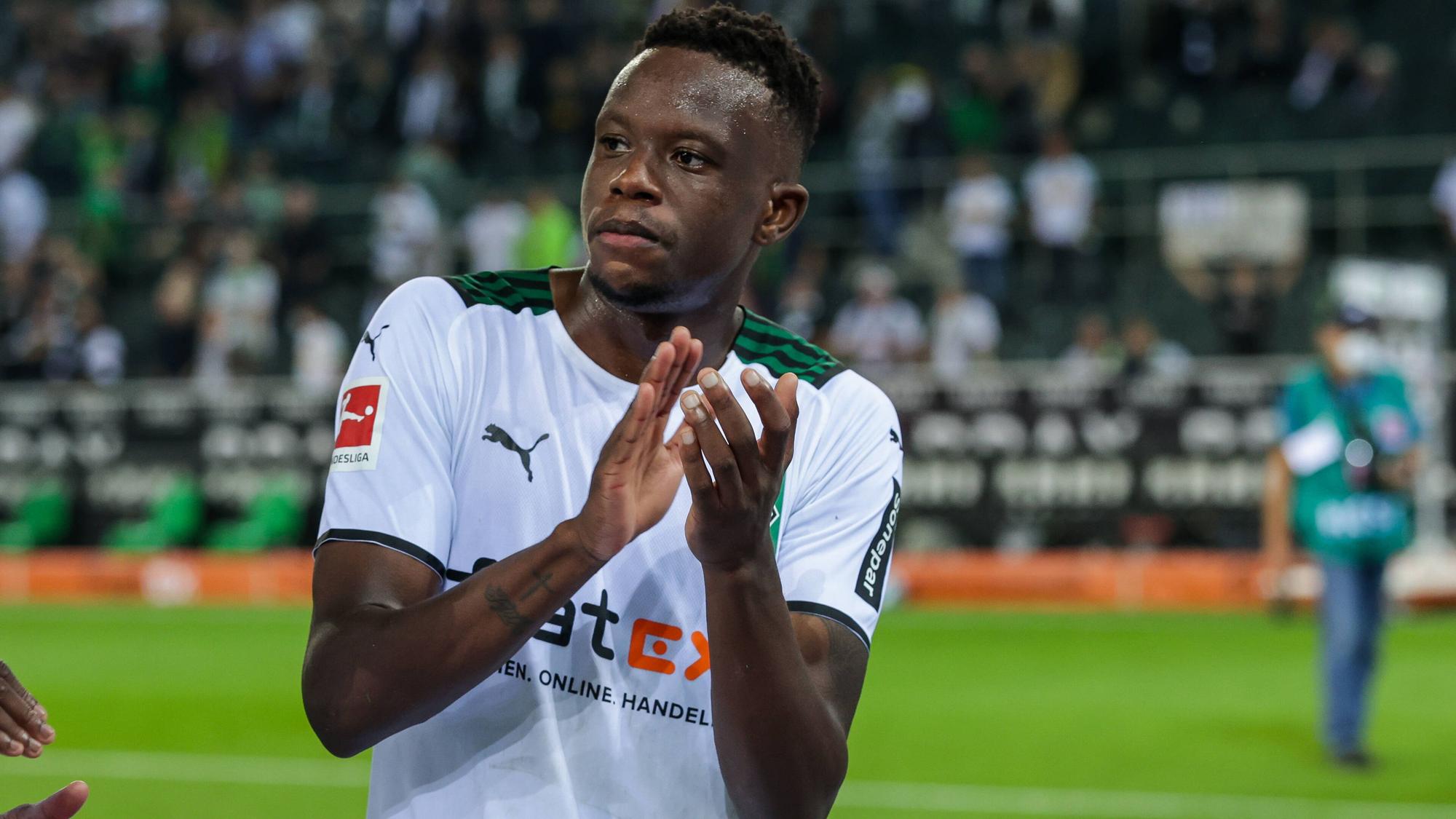 Denis Zakaria von Borussia Mönchengladbach applaudiert nach dem 3:1-Sieg gegen Arminia Bielefeld im Borussia-Park am 12.09.2021 den Fans.