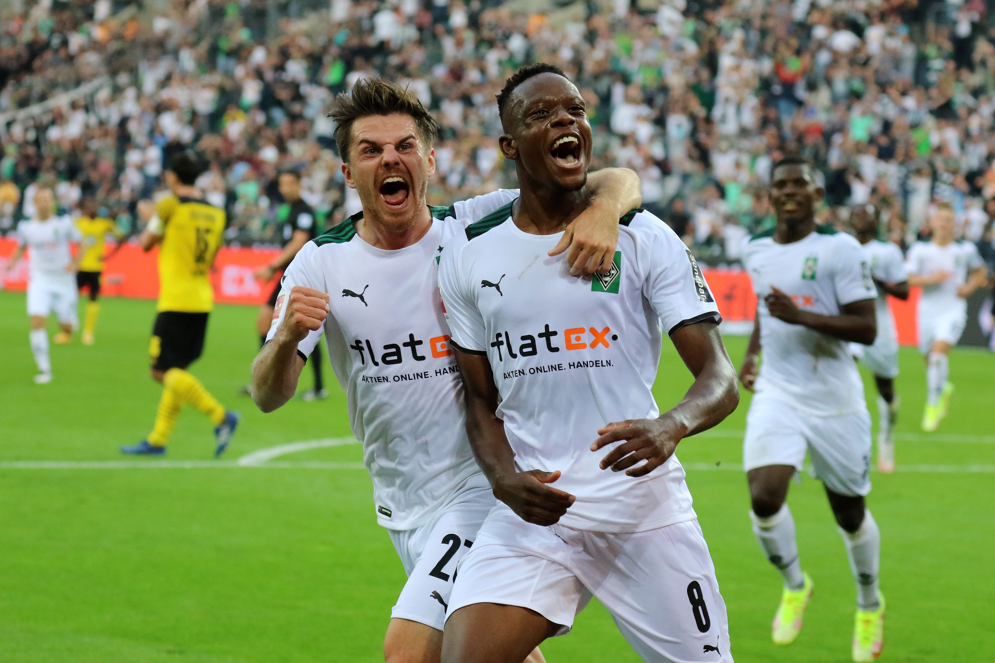 Denis Zakaria (r.) bejubelt gemeinsam mit Jonas Hofmann (l.) seinen Siegtreffer im Bundesliga-Duell von Borussia Mönchengladbach gegen Dortmund am 25. September 2021 im Borussia-Park.