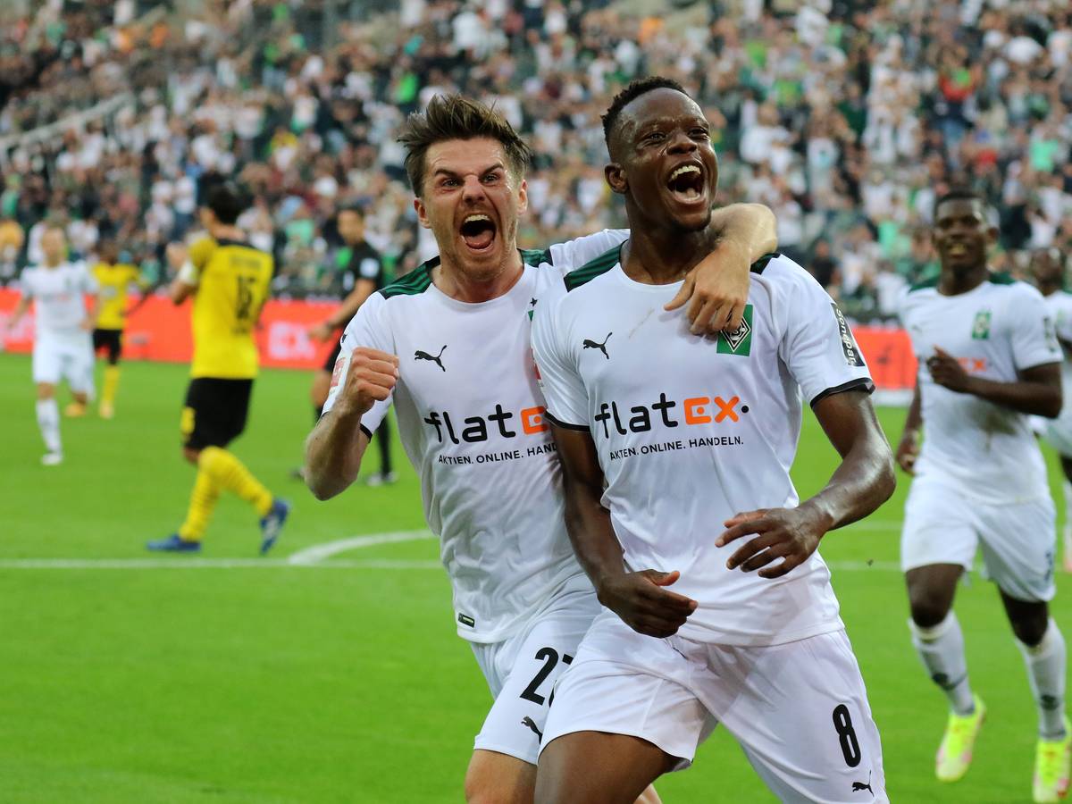 Jonas Hofmann (l.) und Denis Zakaria (r.) bejubelten am Samstag (25. September 2021) den 1:0-Sieg gegen Borussia Dortmund.