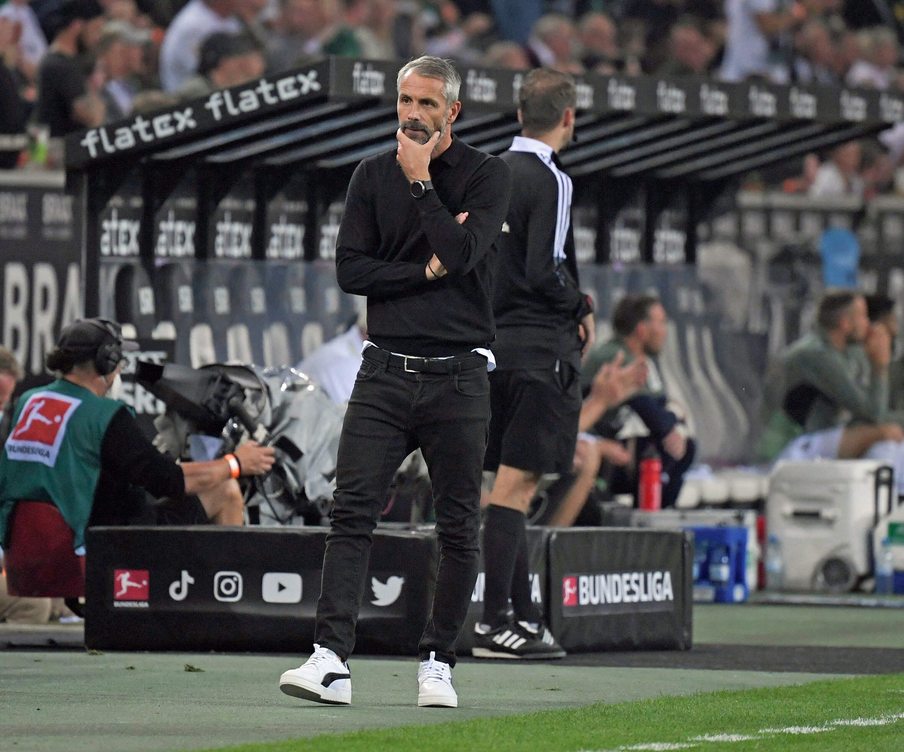 Dortmund-Trainer Marco Rose bei seiner Rückkehr in den Gladbacher Borussia-Park am 25. September 2021 an der Seitenlinie. Am Ende erlebte Rose eine 0:1-Niederlage bei seinem Ex-Verein. Auf diesem Foto fasst sich Rose nachdenklich an sein Kinn.