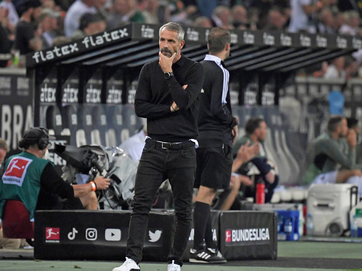 Dortmund-Trainer Marco Rose bei seiner Rückkehr in den Gladbacher Borussia-Park am 25. September 2021 an der Seitenlinie. Am Ende erlebte Rose eine 0:1-Niederlage bei seinem Ex-Verein. Auf diesem Foto fasst sich Rose nachdenklich an sein Kinn.