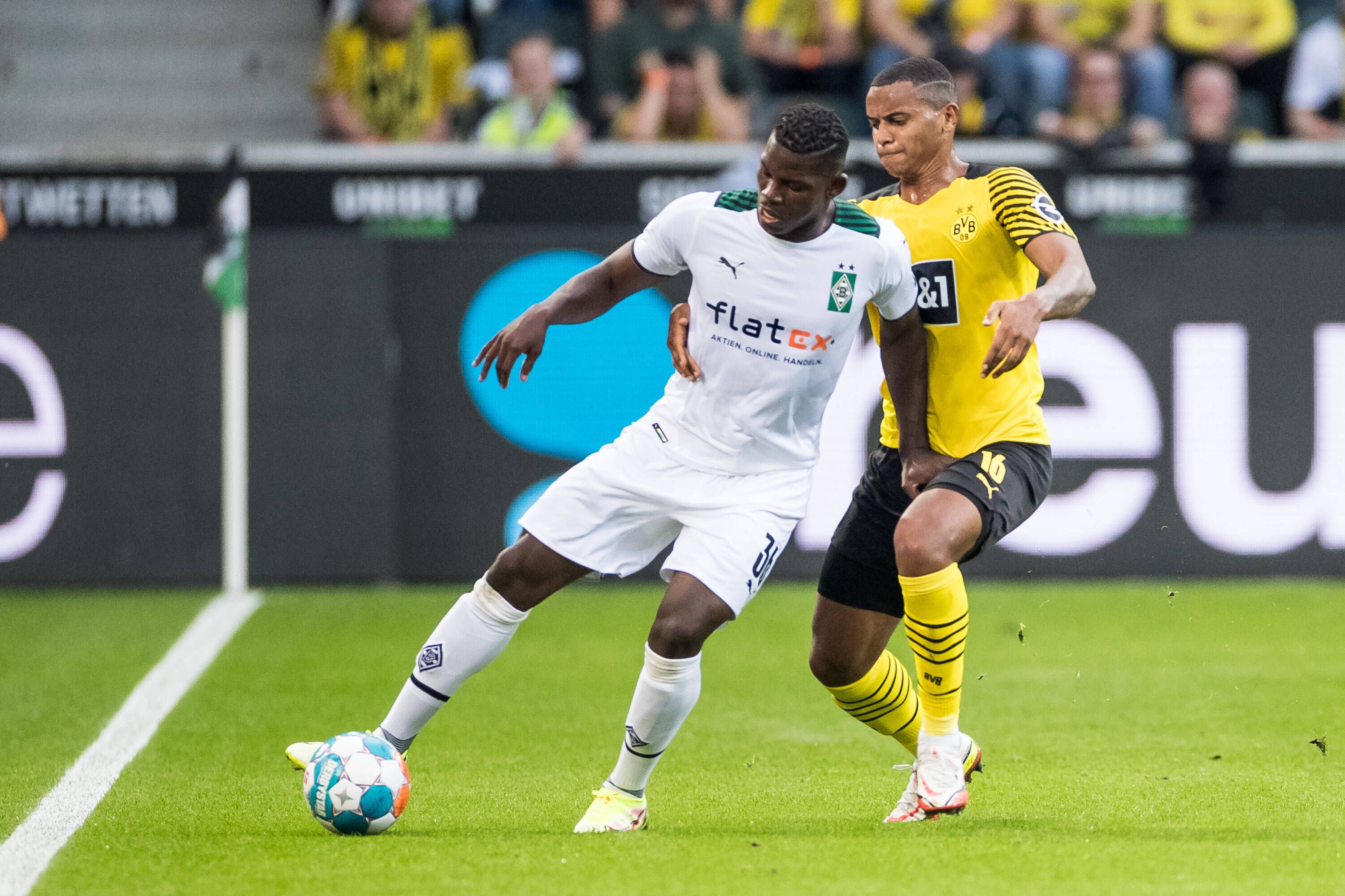 Gladbach-Stürmer Breel Embolo (l.) im Zweikampf mit Dortmunds Manuel Akanji (r.) beim Bundesliga-Duell am 25. September 2021 im Borussia-Park. Embolo kontrolliert mit dem rechten Fuß den Ball.