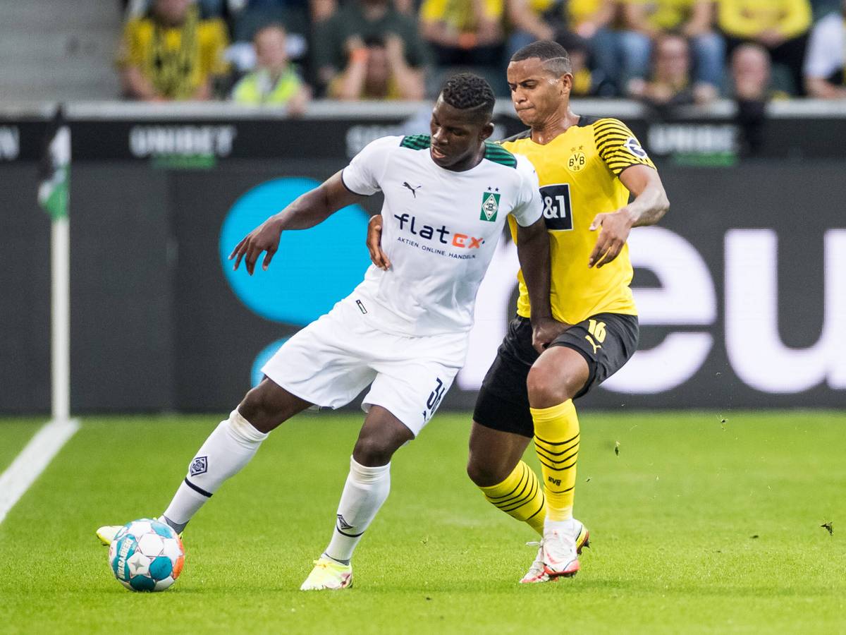 Gladbach-Stürmer Breel Embolo (l.) im Zweikampf mit Dortmunds Manuel Akanji (r.) beim Bundesliga-Duell am 25. September 2021 im Borussia-Park. Embolo kontrolliert mit dem rechten Fuß den Ball.