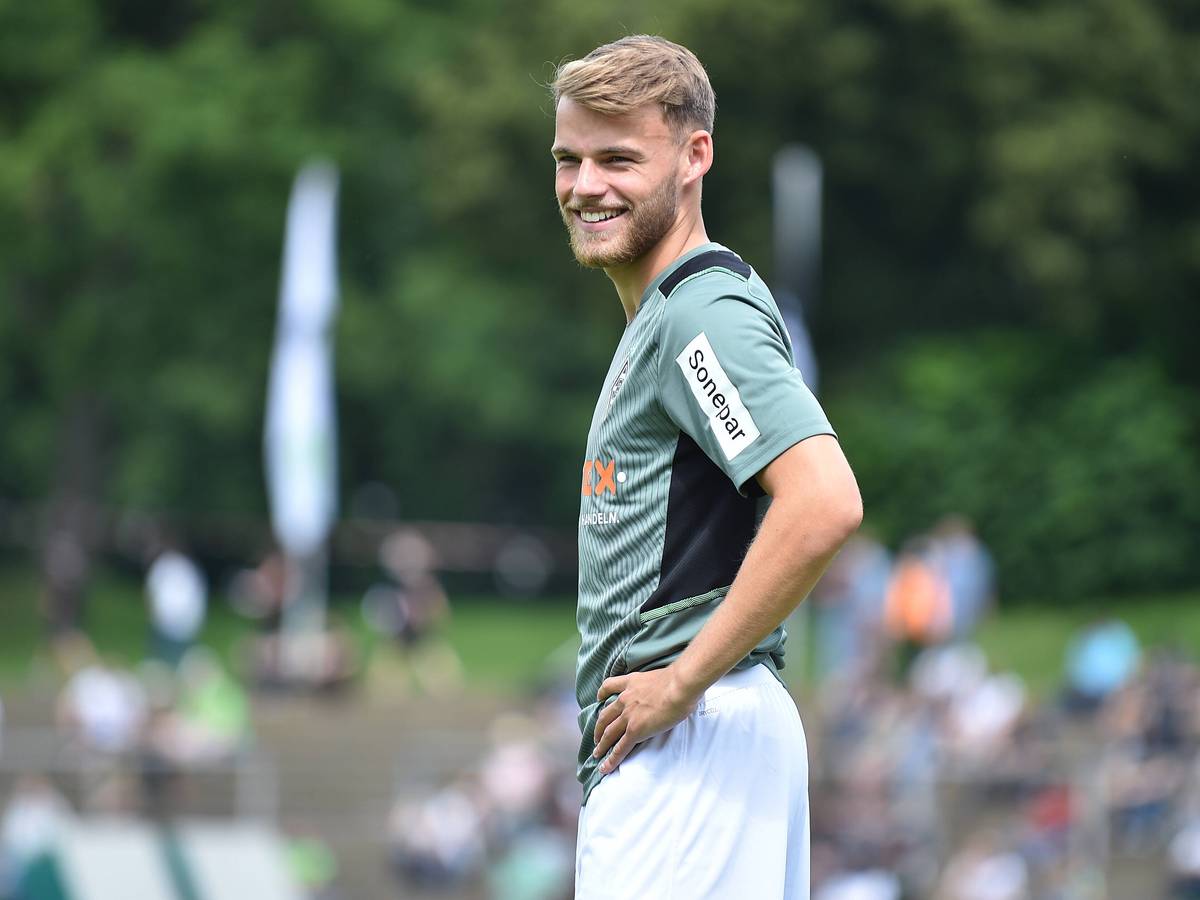 Mika Schroers, lacht beim Spiel gegen Viktoria Köln am 10. Juli 2021.
