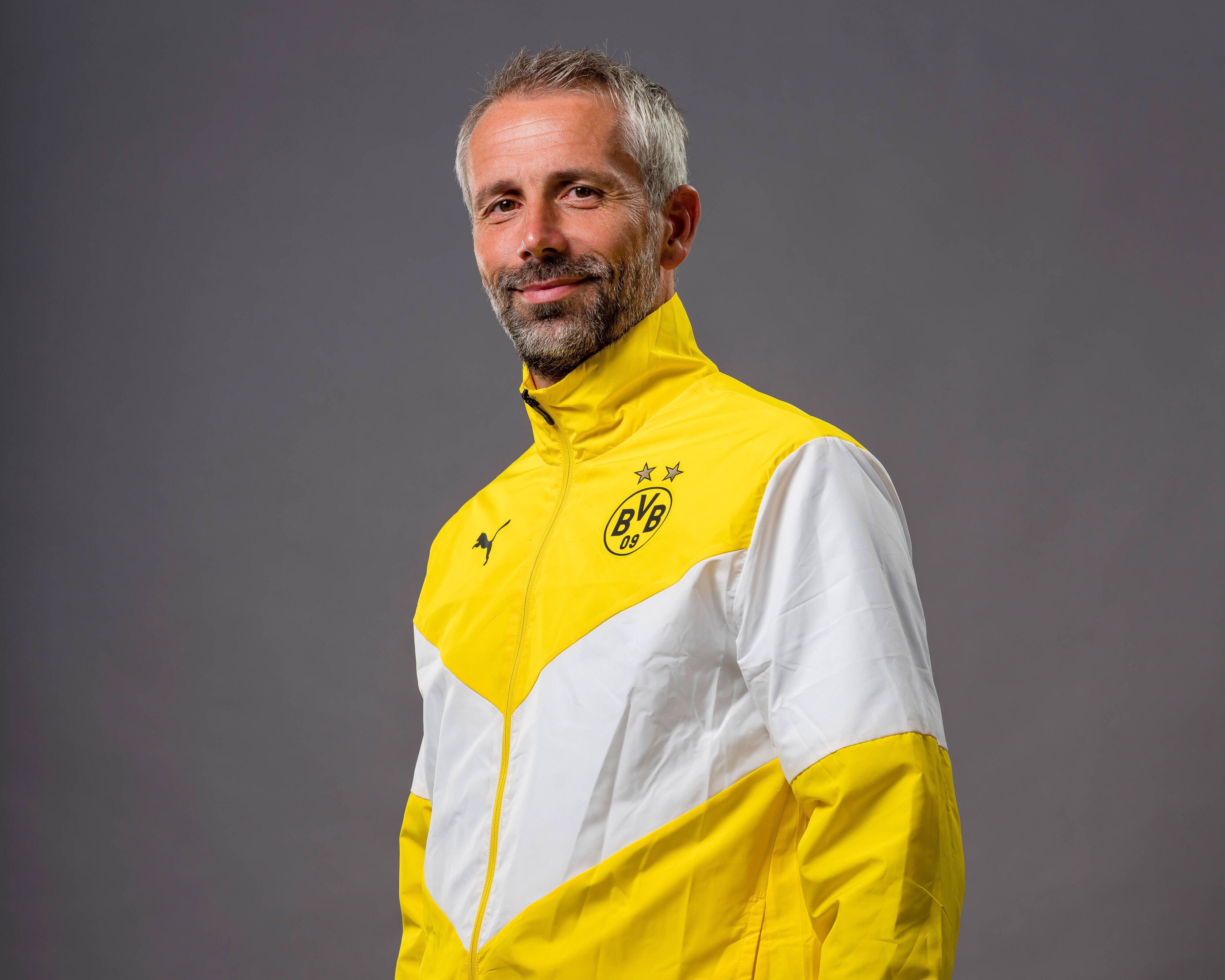 Dortmund-Trainer Marco Rose lächelt am 18. September 2021 in die Kamera des Fotografen. Am Samstag (25. September) kehrt Rose mit dem BVB zurück zu seinem Ex-Verein Borussia Mönchengladbach.