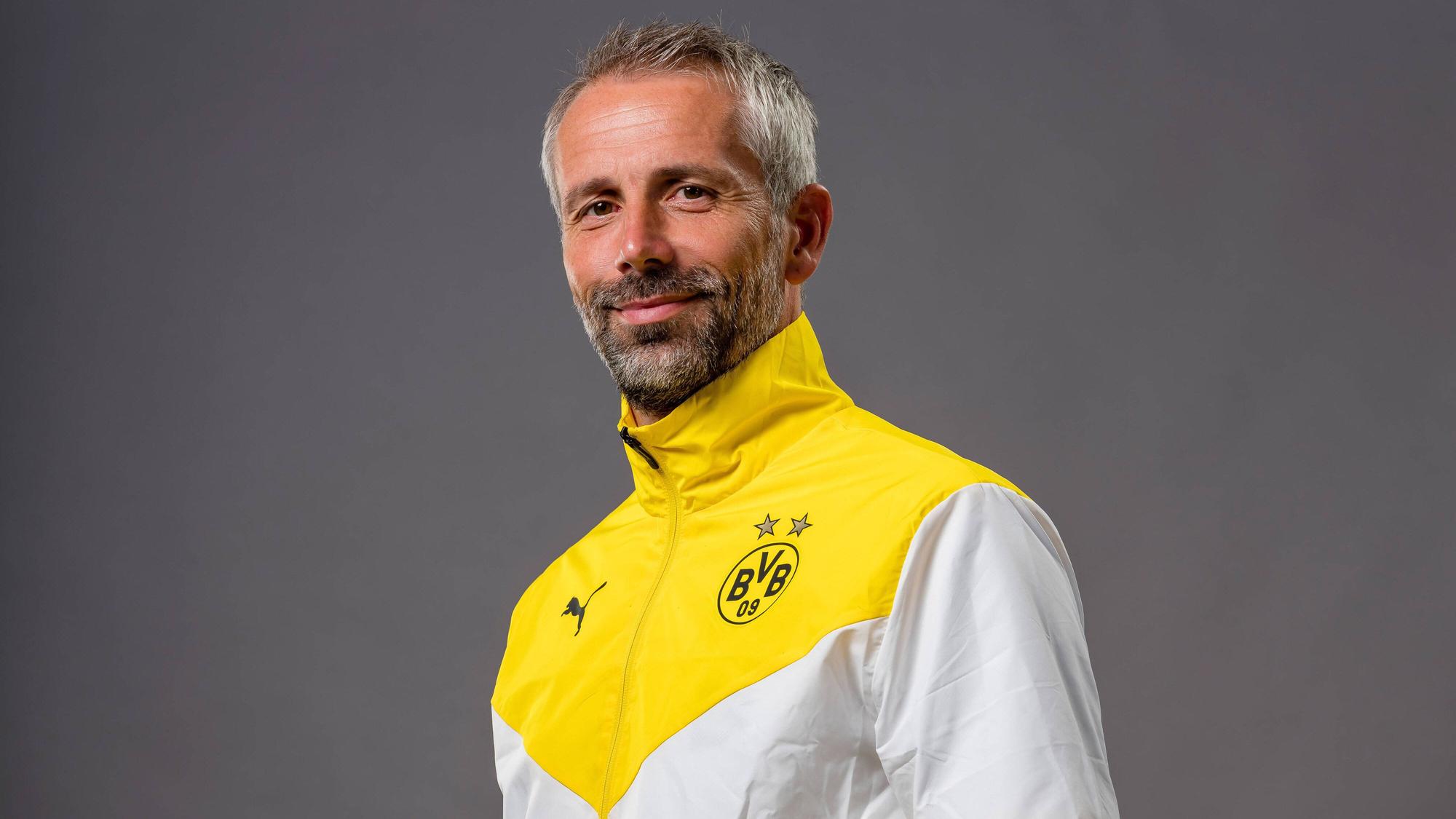 Dortmund-Trainer Marco Rose lächelt am 18. September 2021 in die Kamera des Fotografen. Am Samstag (25. September) kehrt Rose mit dem BVB zurück zu seinem Ex-Verein Borussia Mönchengladbach.