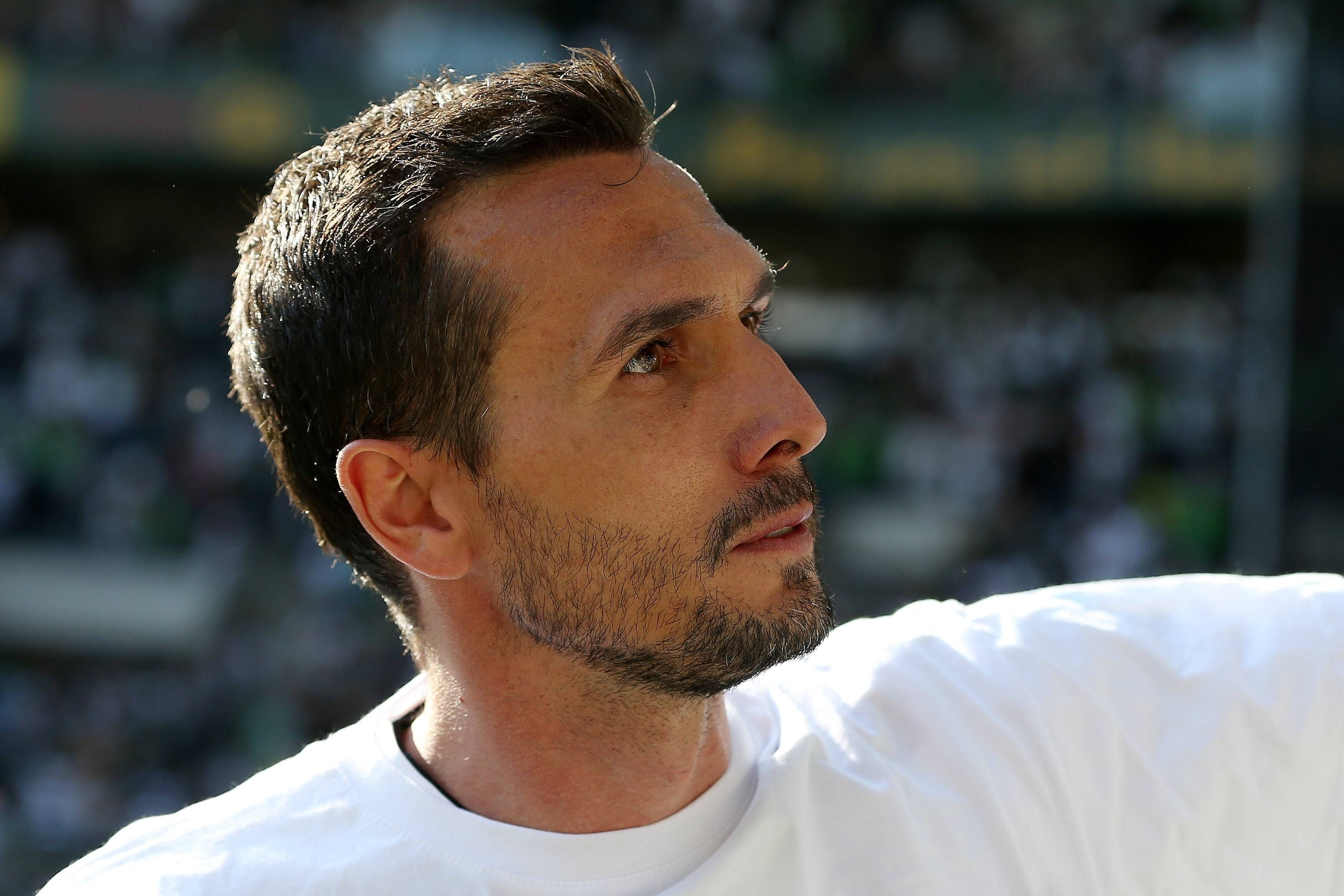 Martin Stranzl, ehemaliger Spieler von Borussia Mönchengladbach, am 07. Mai 2016  beim Bundesliga- Spiel zwischen Borussia Mönchengladbach  und Bayer 04 Leverkusen bei seiner Verabschiedung. Das Foto zeigt den Österreicher im Seitenprofil mit gerührtem Gesichtsausdruck.