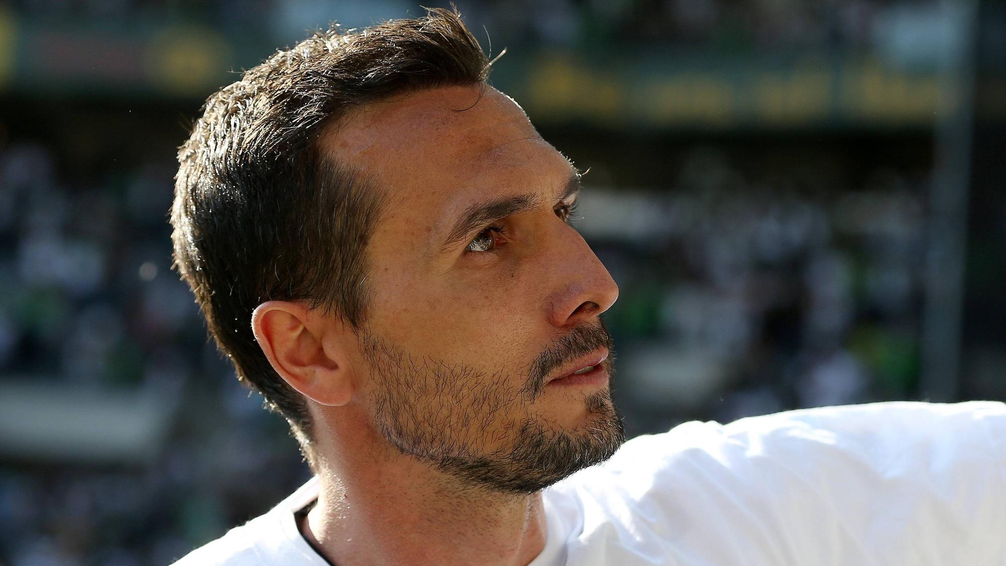 Martin Stranzl, ehemaliger Spieler von Borussia Mönchengladbach, am 07. Mai 2016 beim Bundesliga- Spiel zwischen Borussia Mönchengladbach und Bayer 04 Leverkusen bei seiner Verabschiedung. Das Foto zeigt den Österreicher im Seitenprofil mit gerührtem Gesichtsausdruck.