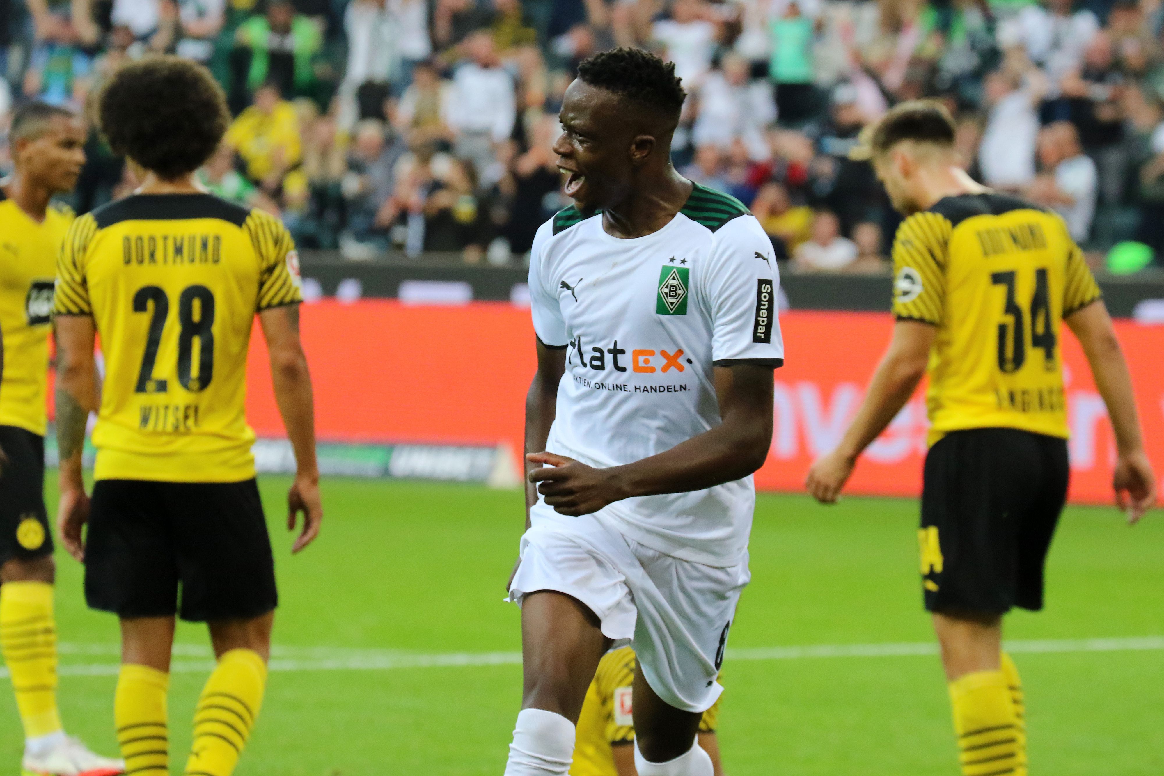 Denis Zakaria von Borussia Mönchengladbach schoss am Samstag (25. September 2021) den Siegtreffer zum 1:0-Erfolg gegen Borussia Dortmund. Das Foto zeigt den Schweizer beim Torjubel in der 37. Spielminute im Borussia-Park.
