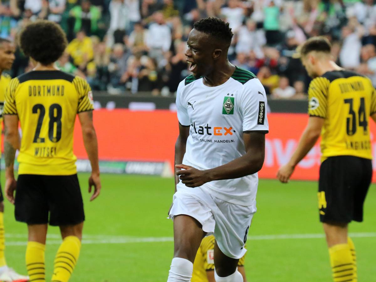 Denis Zakaria von Borussia Mönchengladbach schoss am Samstag (25. September 2021) den Siegtreffer zum 1:0-Erfolg gegen Borussia Dortmund. Das Foto zeigt den Schweizer beim Torjubel in der 37. Spielminute im Borussia-Park.