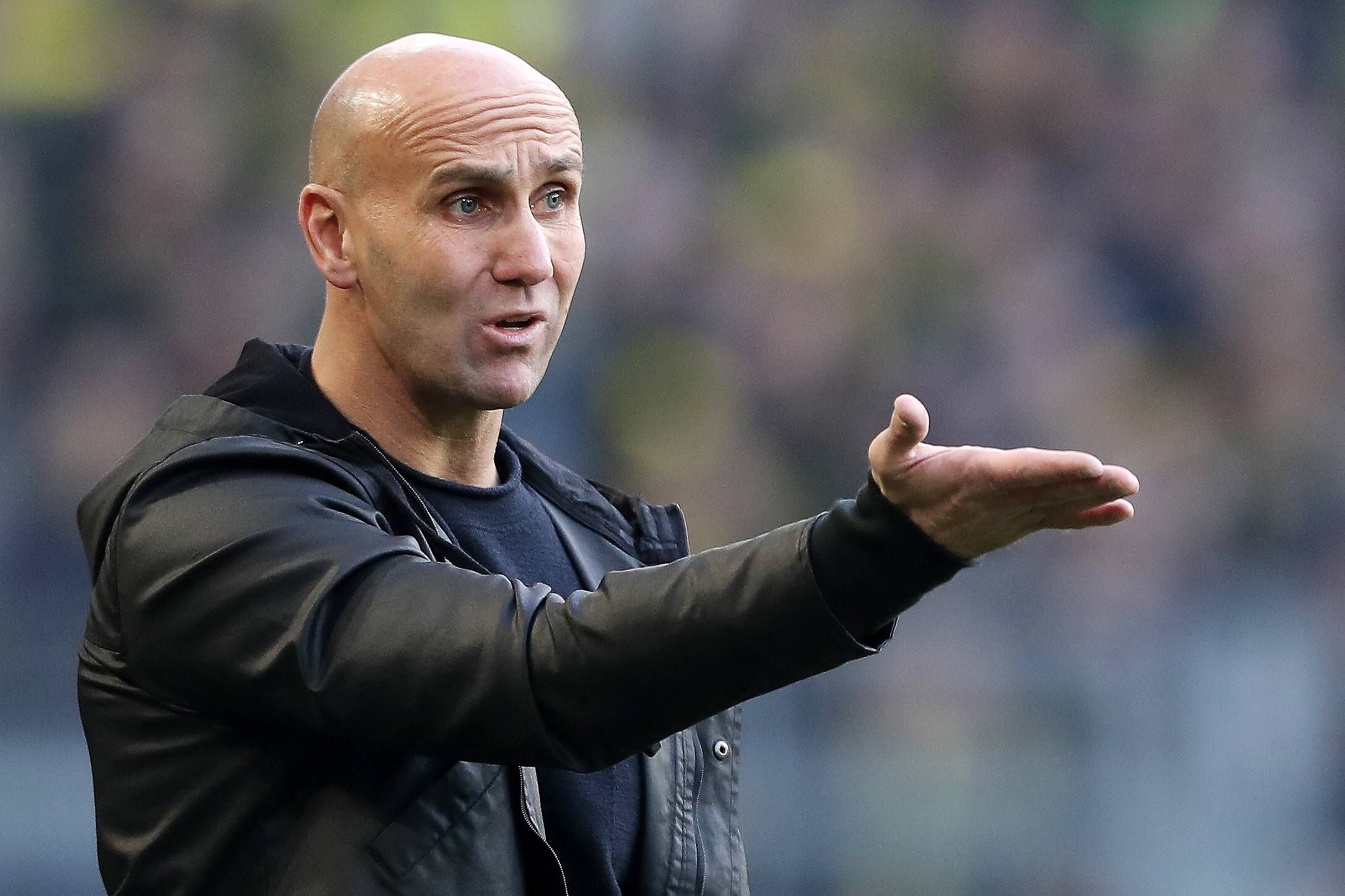 Andre Schubert, Ex-Trainer von Borussia Mönchengladbach, heuert bei Fußball-Zweitligist FC Ingolstadt an. Auf diesem Foto ist Schubert am 3. Dezember 2016 beim Bundesliga-Duell der Fohlen in Dortmund zu sehen. Schubert zeigt mit seinen rechten Hand auf das Spielfeld.