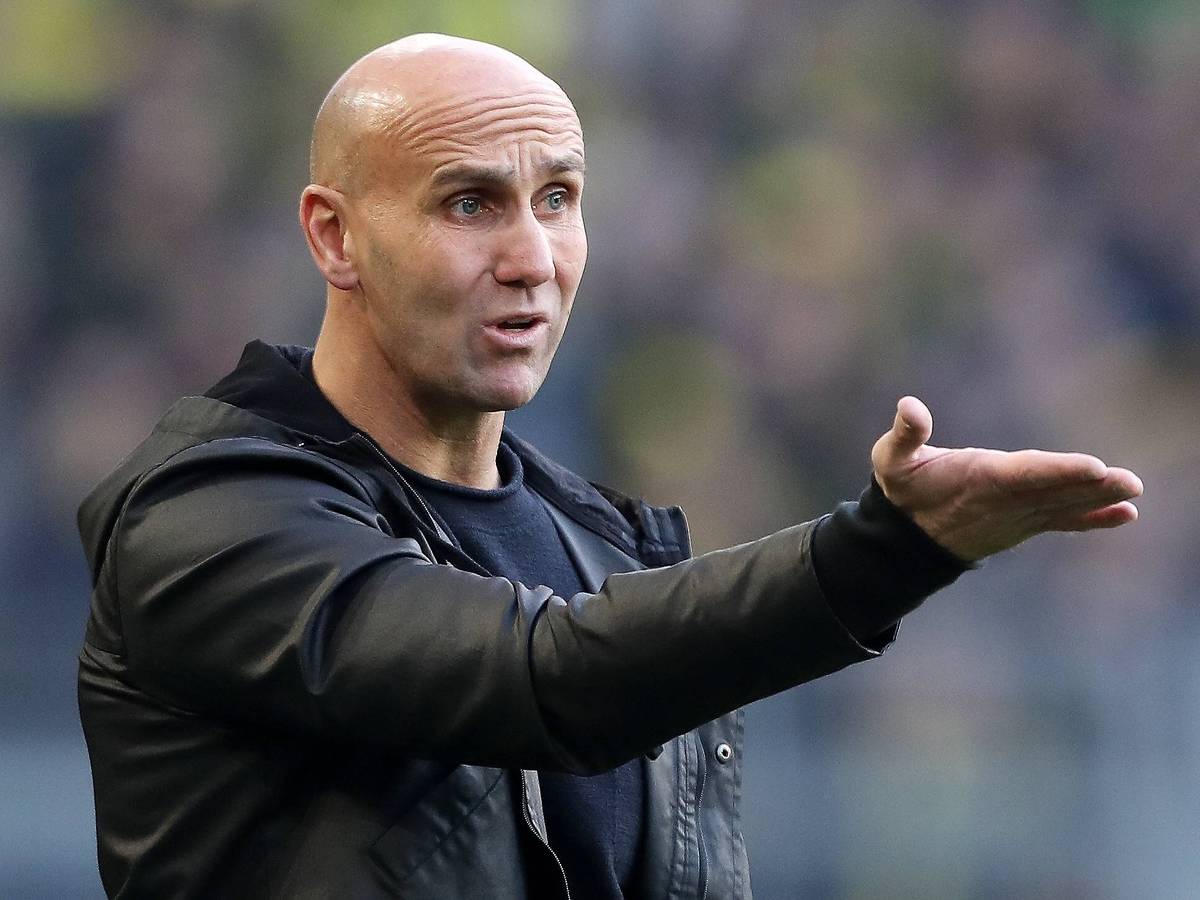 Andre Schubert, Ex-Trainer von Borussia Mönchengladbach, heuert bei Fußball-Zweitligist FC Ingolstadt an. Auf diesem Foto ist Schubert am 3. Dezember 2016 beim Bundesliga-Duell der Fohlen in Dortmund zu sehen. Schubert zeigt mit seinen rechten Hand auf das Spielfeld.