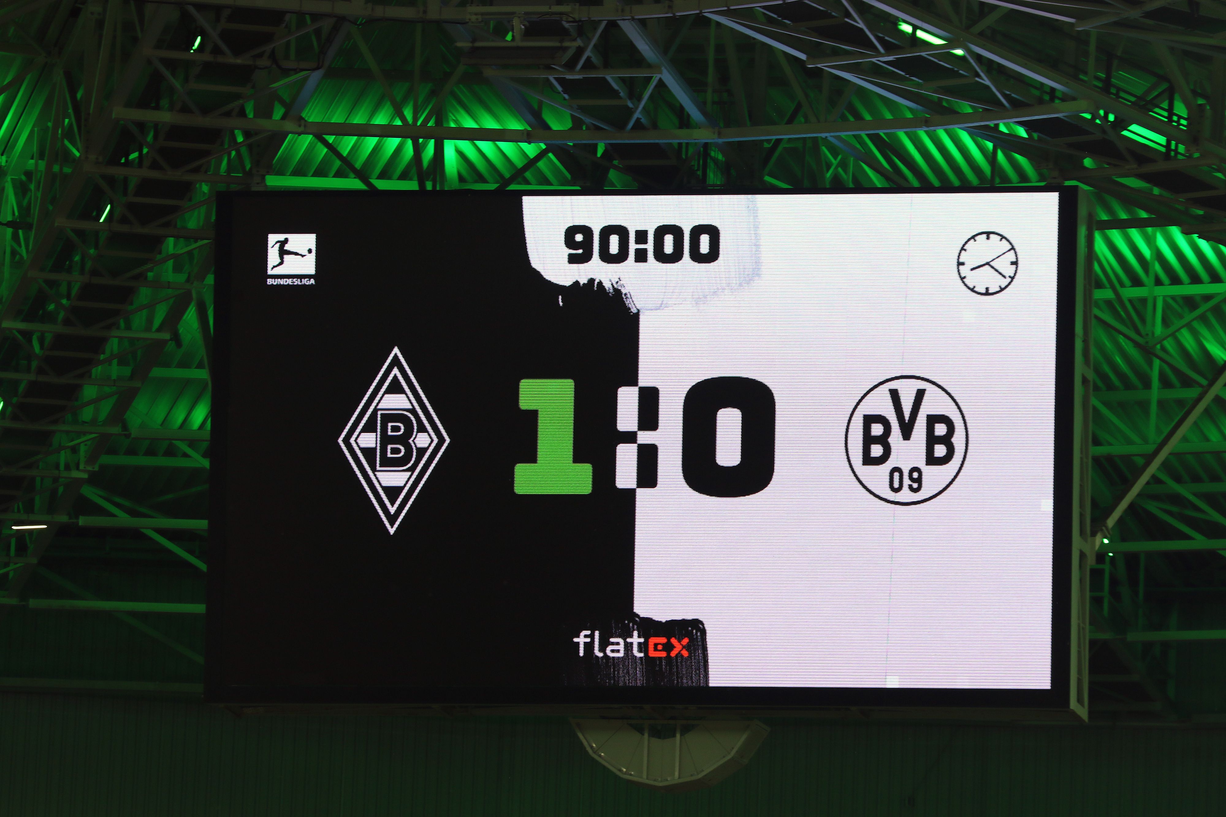 Am Samstag (25. September) fuhr Borussia Mönchengladbach einen 1:0-Sieg gegen Borussia Dortmund ein. Das Foto zeigt die Anzeigetafel der Fohlen im Borussia-Park nach Spielschluss.
