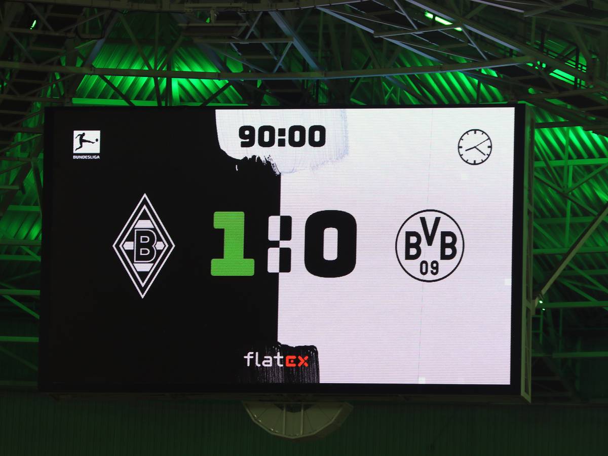 Am Samstag (25. September) fuhr Borussia Mönchengladbach einen 1:0-Sieg gegen Borussia Dortmund ein. Das Foto zeigt die Anzeigetafel der Fohlen im Borussia-Park nach Spielschluss.