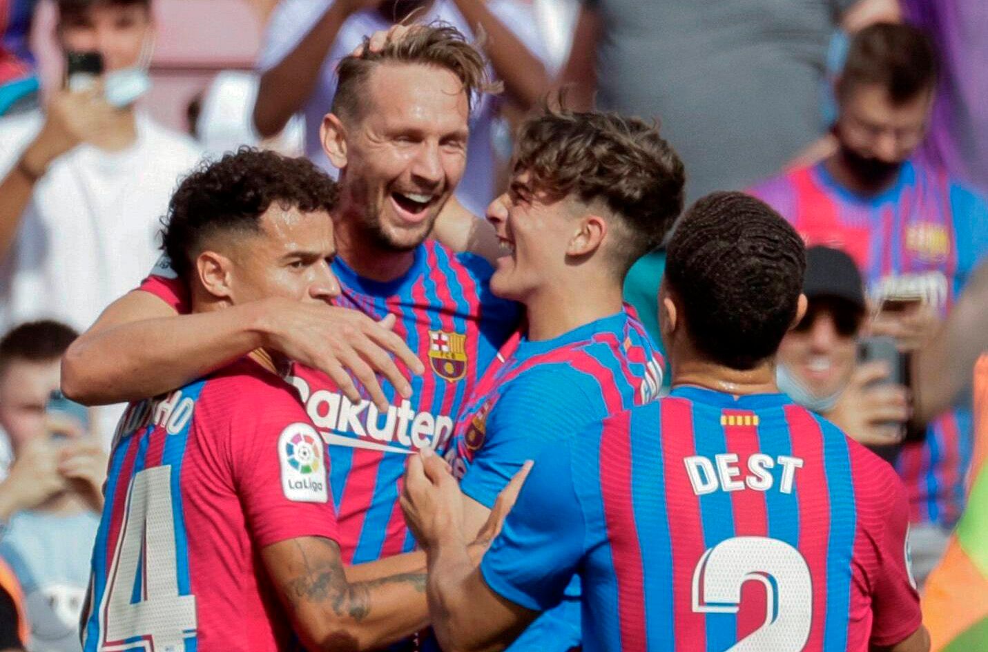 Luuk de Jong (2.v.l), Ex-Spieler von Fußball-Bundesligist Borussia Mönchengladbach, hat für den neuen Klub FC Barcelona beim 3:0-Sieg gegen gegen UD Levante am Sonntag (26. September 2021) seine Torpremiere gefeiert. Auf diesem Foto jubelt de Jong gemeinsam mit einigen Barcelona-Mitspielern.