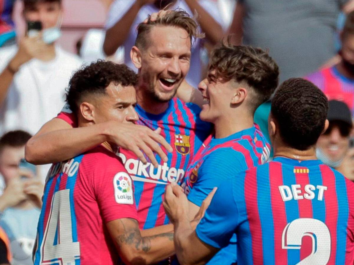 Luuk de Jong (2.v.l), Ex-Spieler von Fußball-Bundesligist Borussia Mönchengladbach, hat für den neuen Klub FC Barcelona beim 3:0-Sieg gegen gegen UD Levante am Sonntag (26. September 2021) seine Torpremiere gefeiert. Auf diesem Foto jubelt de Jong gemeinsam mit einigen Barcelona-Mitspielern.