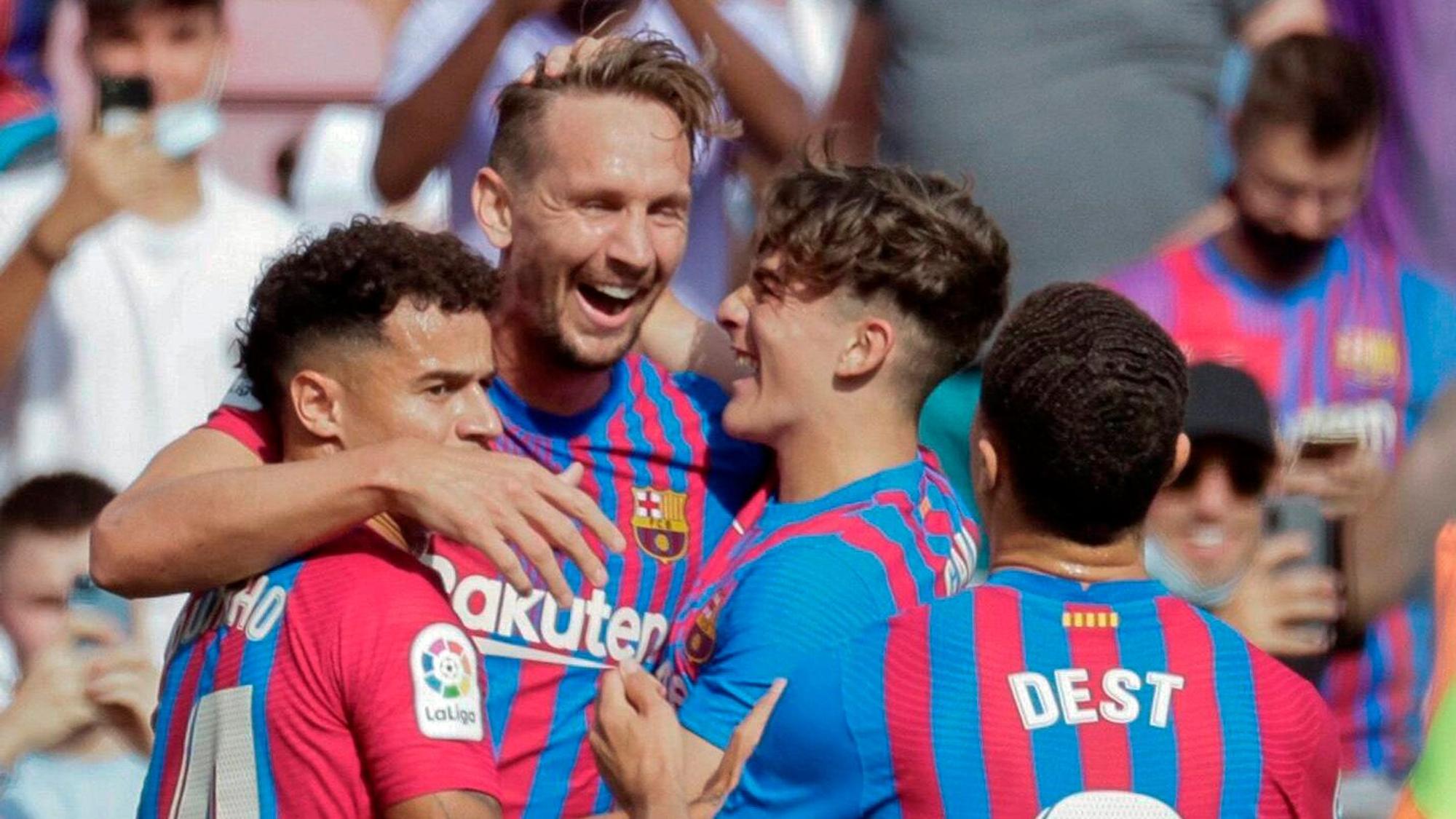 Luuk de Jong (2.v.l), Ex-Spieler von Fußball-Bundesligist Borussia Mönchengladbach, hat für den neuen Klub FC Barcelona beim 3:0-Sieg gegen gegen UD Levante am Sonntag (26. September 2021) seine Torpremiere gefeiert. Auf diesem Foto jubelt de Jong gemeinsam mit einigen Barcelona-Mitspielern.