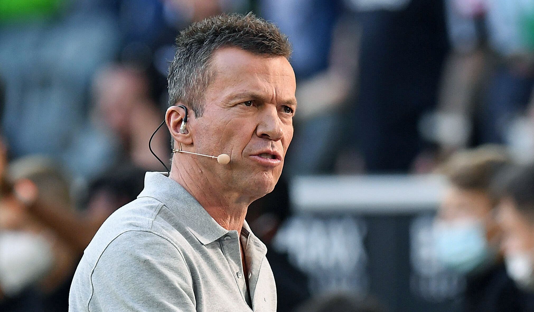 Weltmeister und TV-Experte Lothar Matthäus spricht am 25. September 2021 am Rande der Bundesliga-Partie von Borussia Mönchengladbach gegen Dortmund im Borussia-Park. Matthäus redet in ein Mikrofon und schaut in die Kamera.