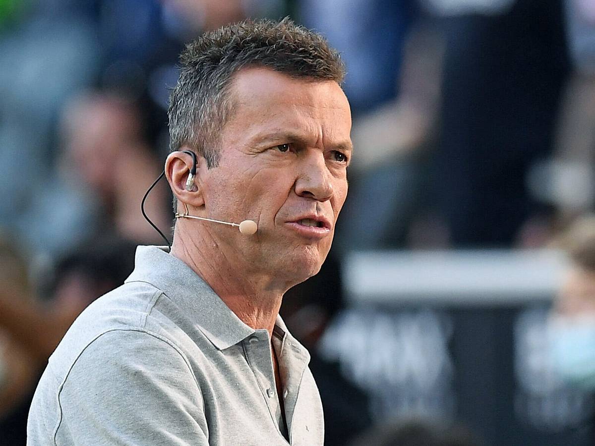 Weltmeister und TV-Experte Lothar Matthäus spricht am 25. September 2021 am Rande der Bundesliga-Partie von Borussia Mönchengladbach gegen Dortmund im Borussia-Park. Matthäus redet in ein Mikrofon und schaut in die Kamera.
