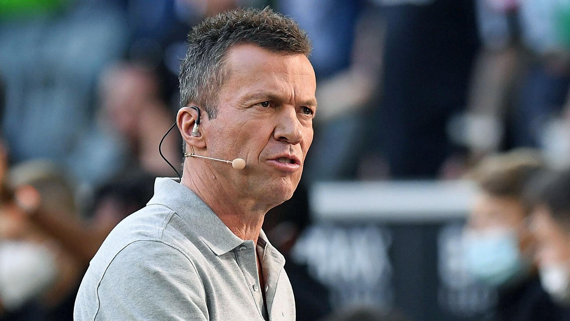 Weltmeister und TV-Experte Lothar Matthäus spricht am 25. September 2021 am Rande der Bundesliga-Partie von Borussia Mönchengladbach gegen Dortmund im Borussia-Park. Matthäus redet in ein Mikrofon und schaut in die Kamera.