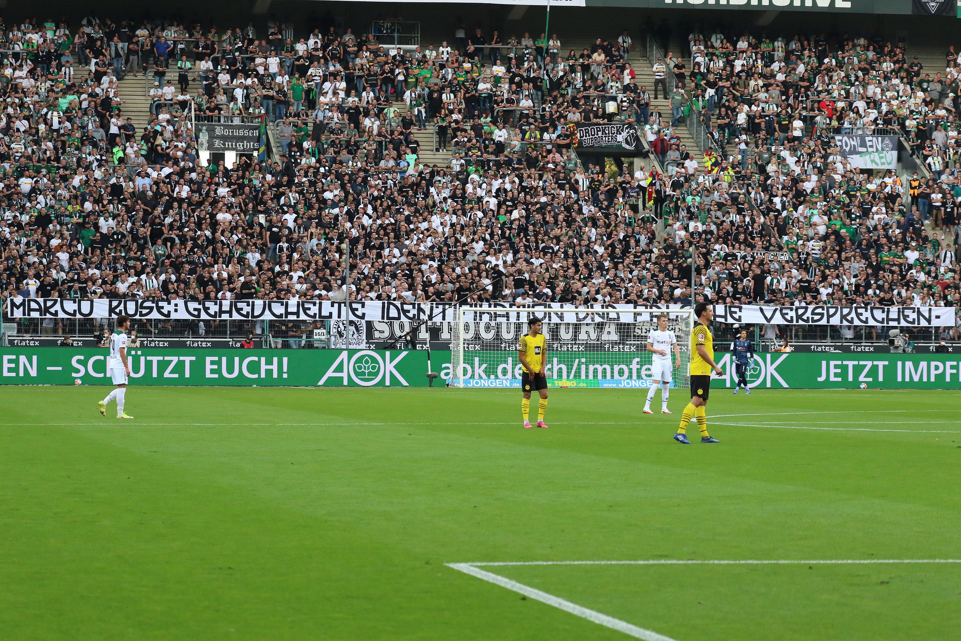 Fans in der Nordkurve zeigen ein Protest-Banner gegen Dortmund-Trainer Marco Rose während der Bundesliga-Partie zwischen Borussia Mönchengladbach und dem BVB am 25. September 2021 im Borussia-Park. Auf dem Banner steht: „Marco Rose: Geheuchelte Identifikation und falsche Versprechen“.