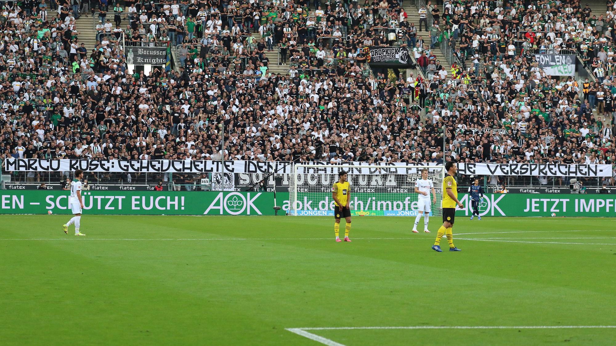 Fans in der Nordkurve zeigen ein Protest-Banner gegen Dortmund-Trainer Marco Rose während der Bundesliga-Partie zwischen Borussia Mönchengladbach und dem BVB am 25. September 2021 im Borussia-Park. Auf dem Banner steht: „Marco Rose: Geheuchelte Identifikation und falsche Versprechen“.