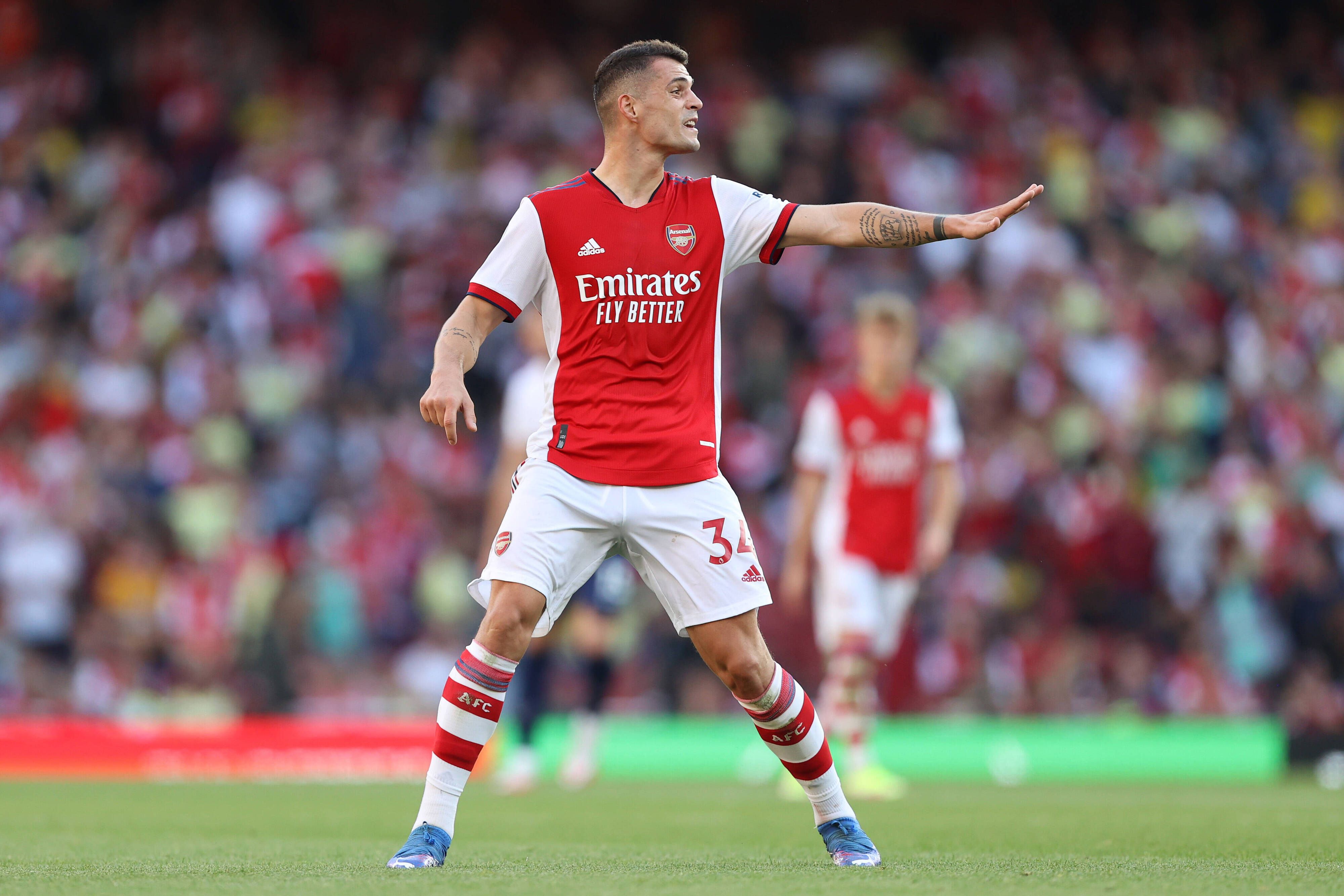 Granit Xhaka, ehemaliger Spieler von Borussia Mönchengladbach, läuft während des Spiels von seinem Klub Arsenal London am 26. September 2021 mit gestrecktem Arm über den Platz.