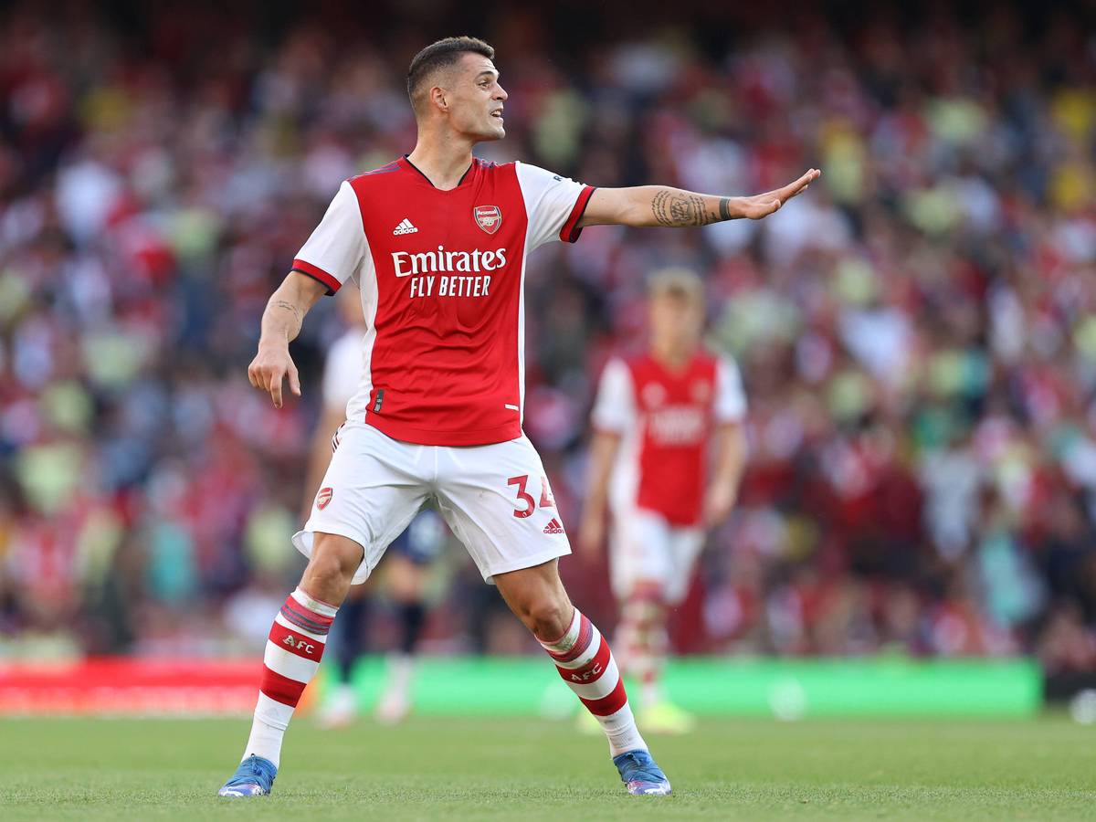 Granit Xhaka, ehemaliger Spieler von Borussia Mönchengladbach, läuft während des Spiels von seinem Klub Arsenal London am 26. September 2021 mit gestrecktem Arm über den Platz.