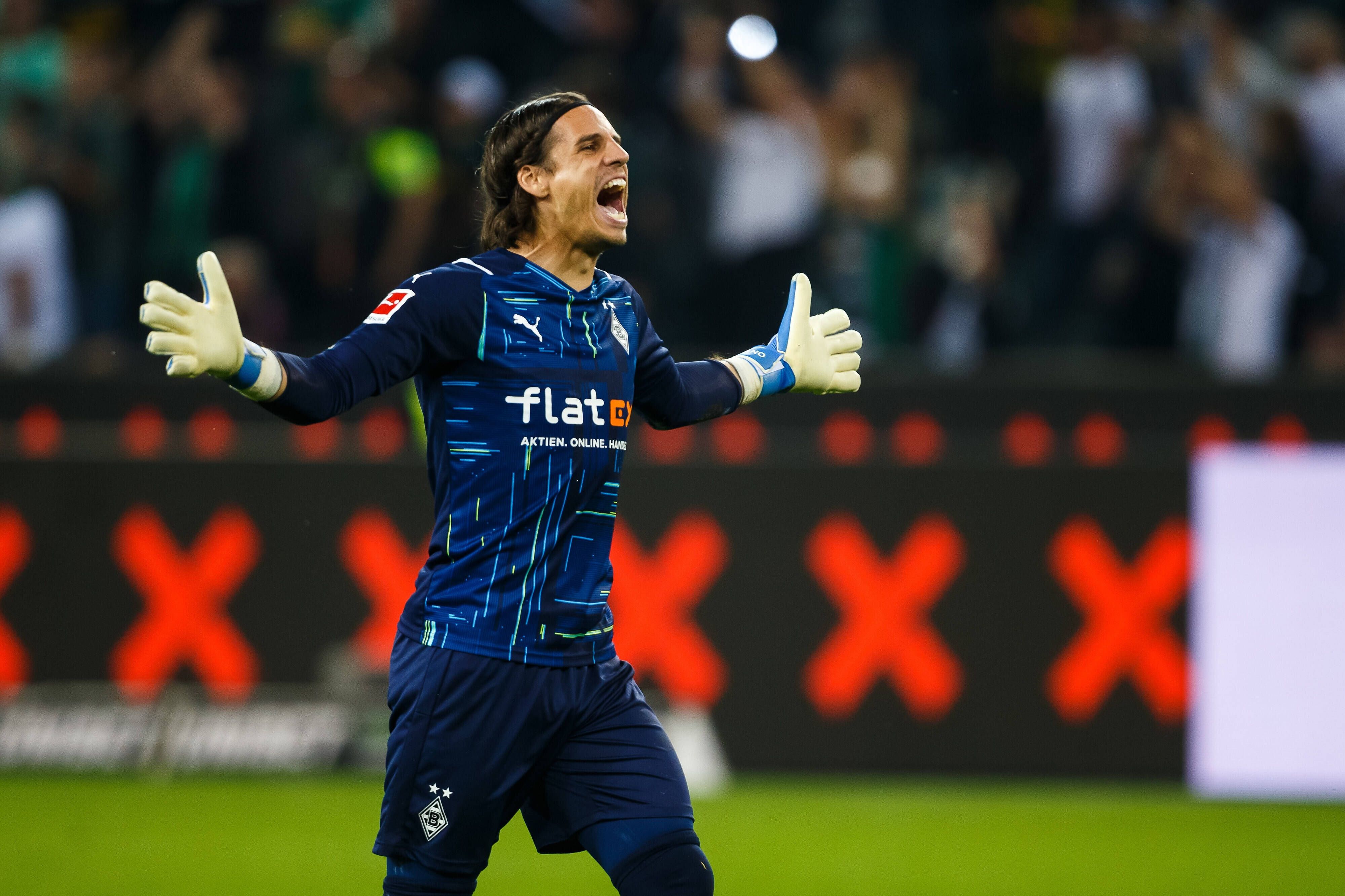 Yann Sommer von Borussia Moenchengladbach läuft lachend mit ausgebreiteten Armen über den Fußballplatz am 25. September 2021.
