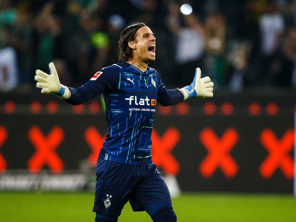 Yann Sommer von Borussia Moenchengladbach läuft lachend mit ausgebreiteten Armen über den Fußballplatz am 25. September 2021.