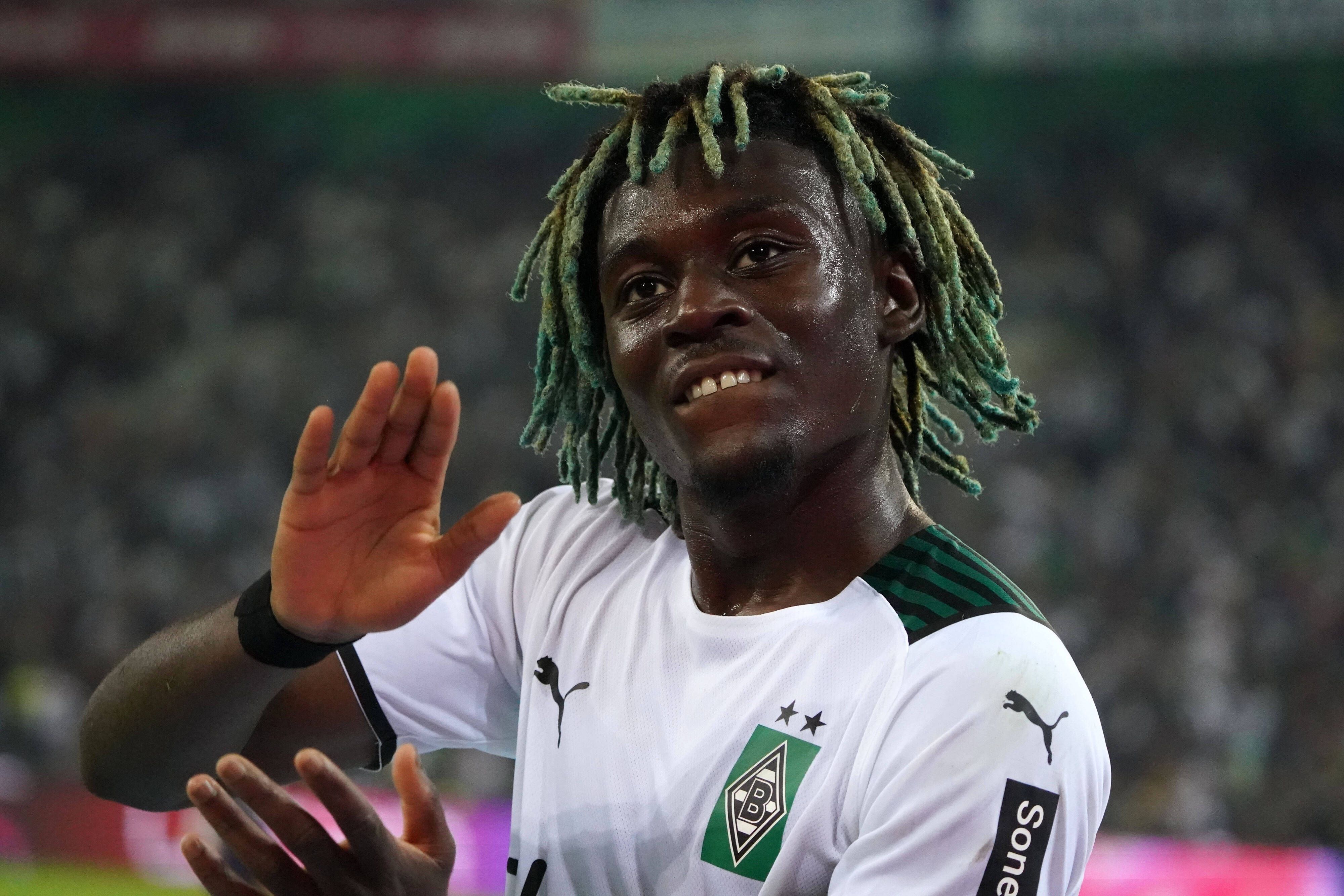 Manu Koné von Borussia Mönchengladbach, zeigt lachend eine Handbewegung am 25. September 2021.