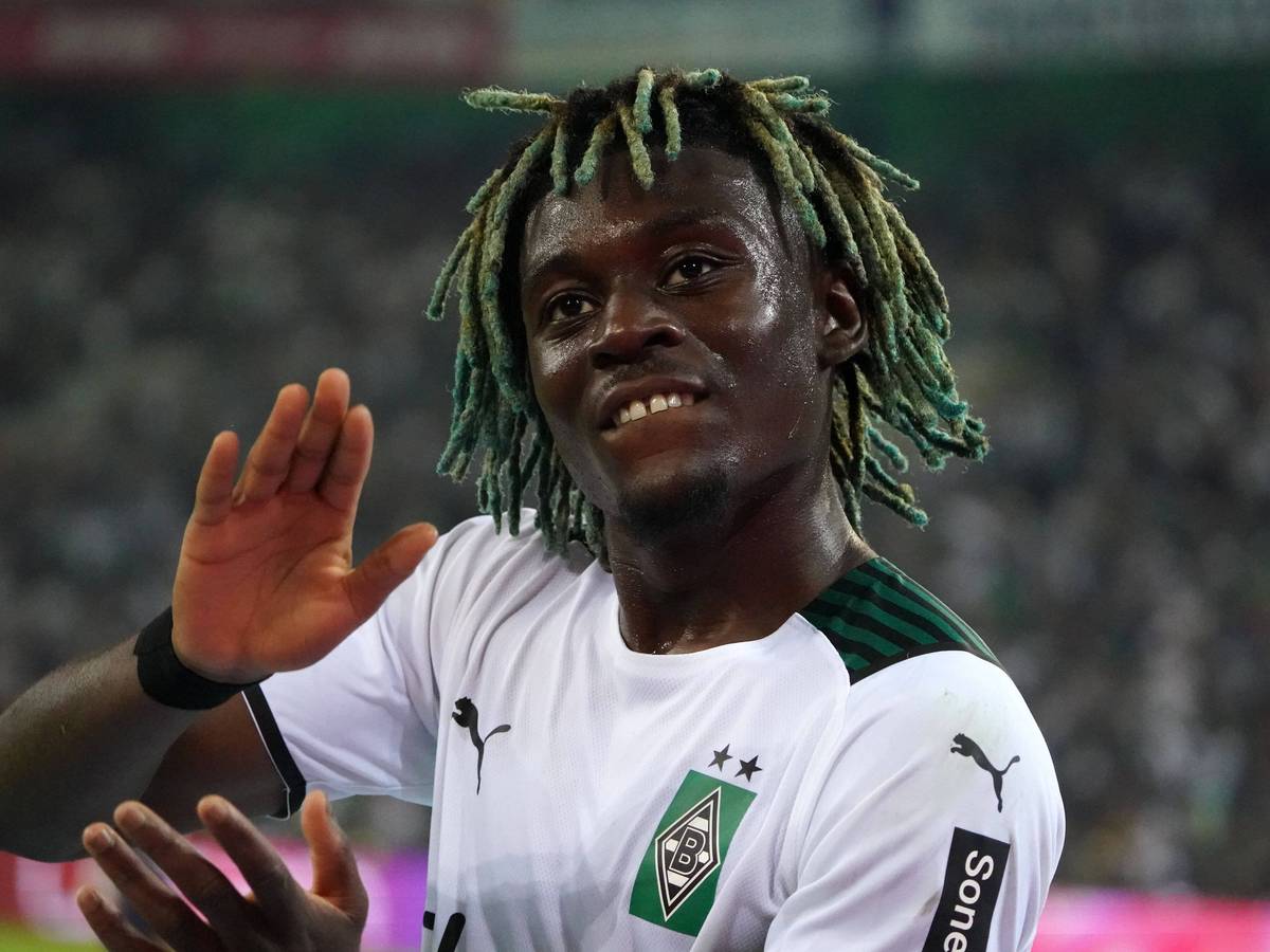 Manu Koné von Borussia Mönchengladbach, zeigt lachend eine Handbewegung am 25. September 2021.