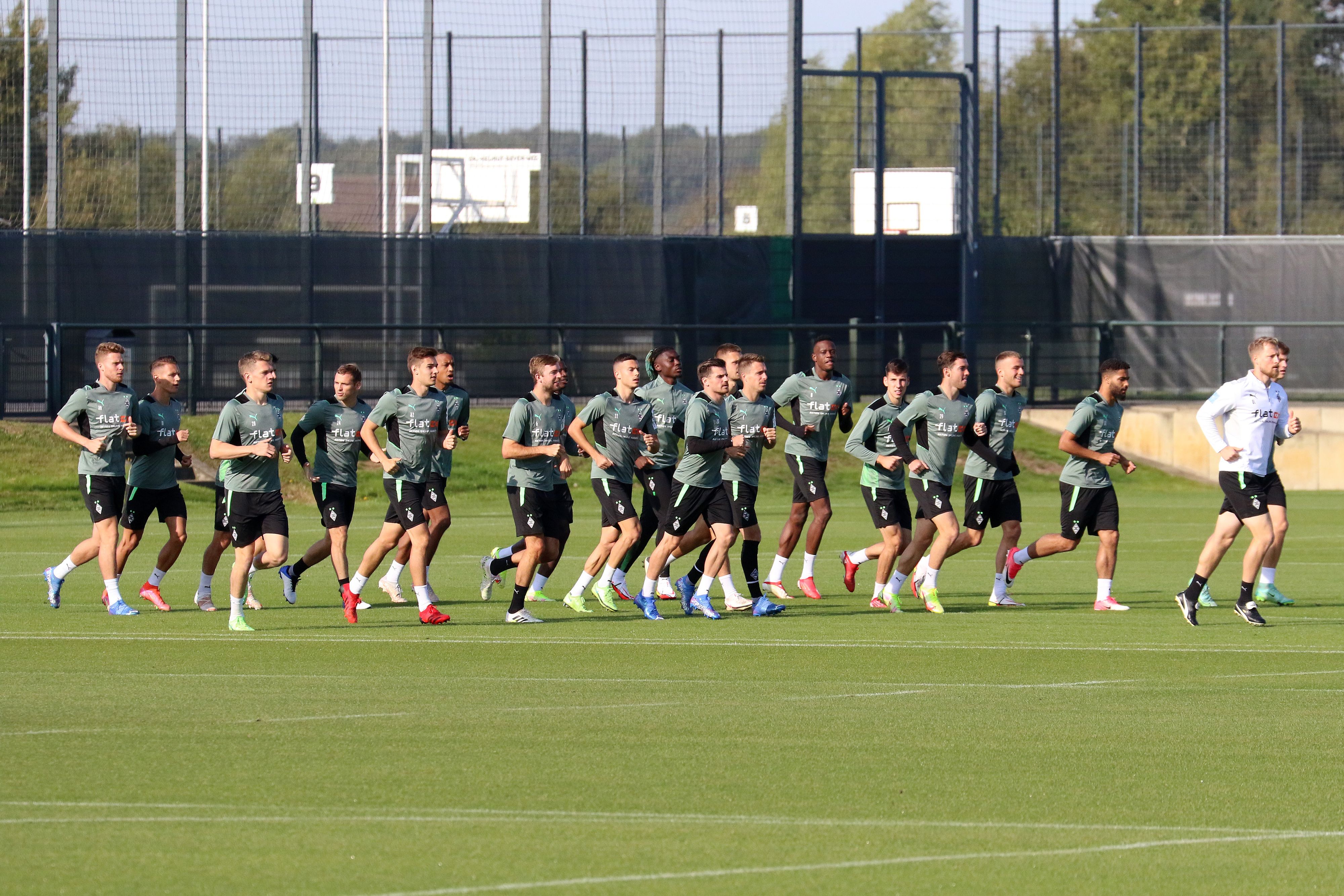 Borussia Mönchengladbach beim Warmlaufen am Borussia-Park am 23. September 2021.