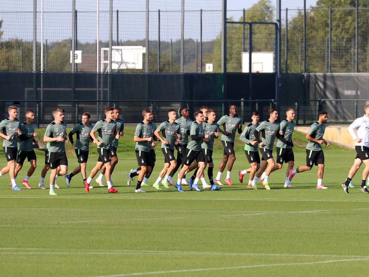 Borussia Mönchengladbach beim Warmlaufen am Borussia-Park am 23. September 2021.
