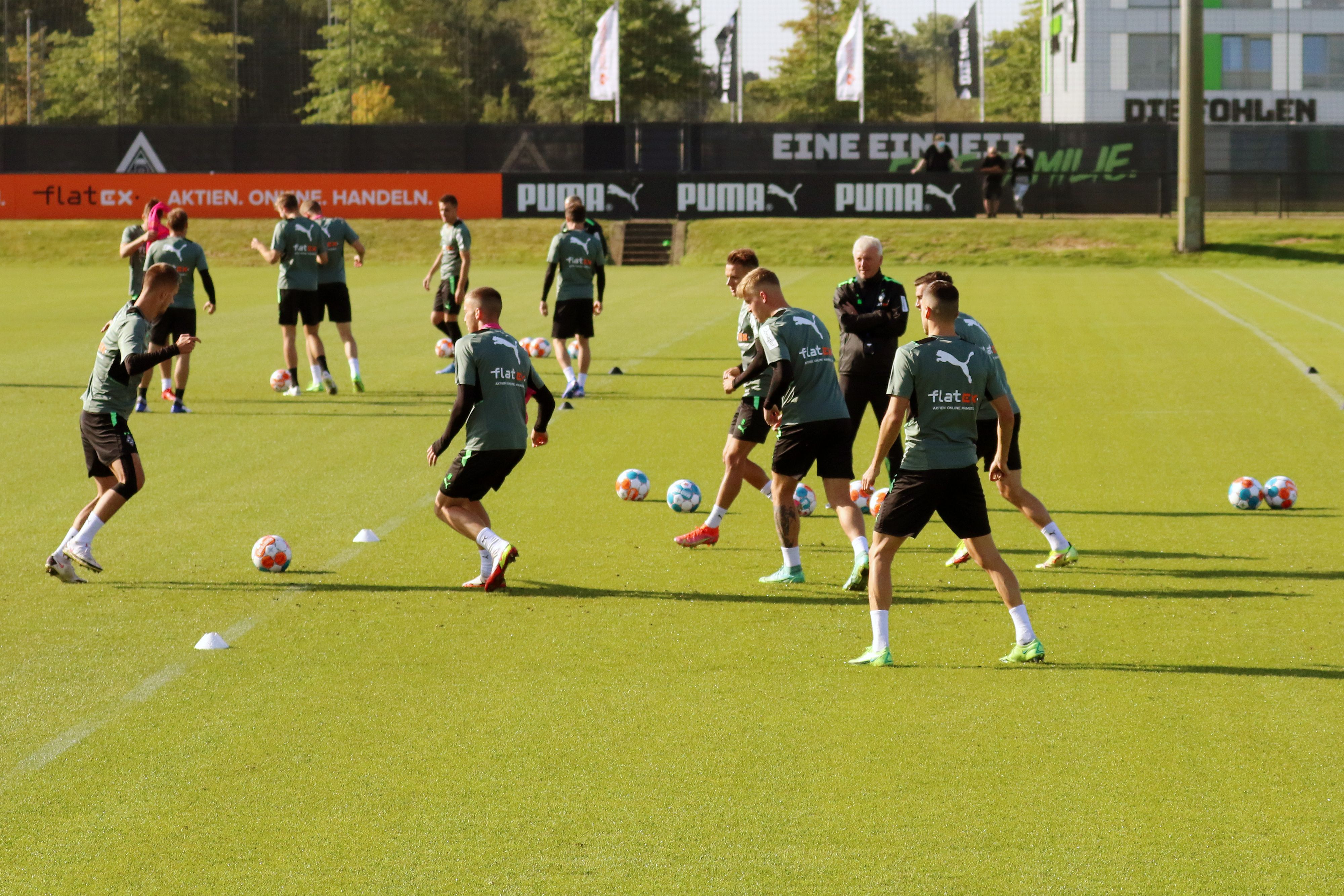 Teile der Mannschaft von Borussia Mönchengladbach, hier am 23. September 2021, trainieren auf engem Raum das Passspiel.
