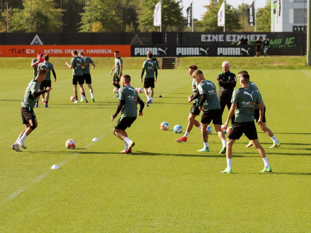 Teile der Mannschaft von Borussia Mönchengladbach, hier am 23. September 2021, trainieren auf engem Raum das Passspiel.