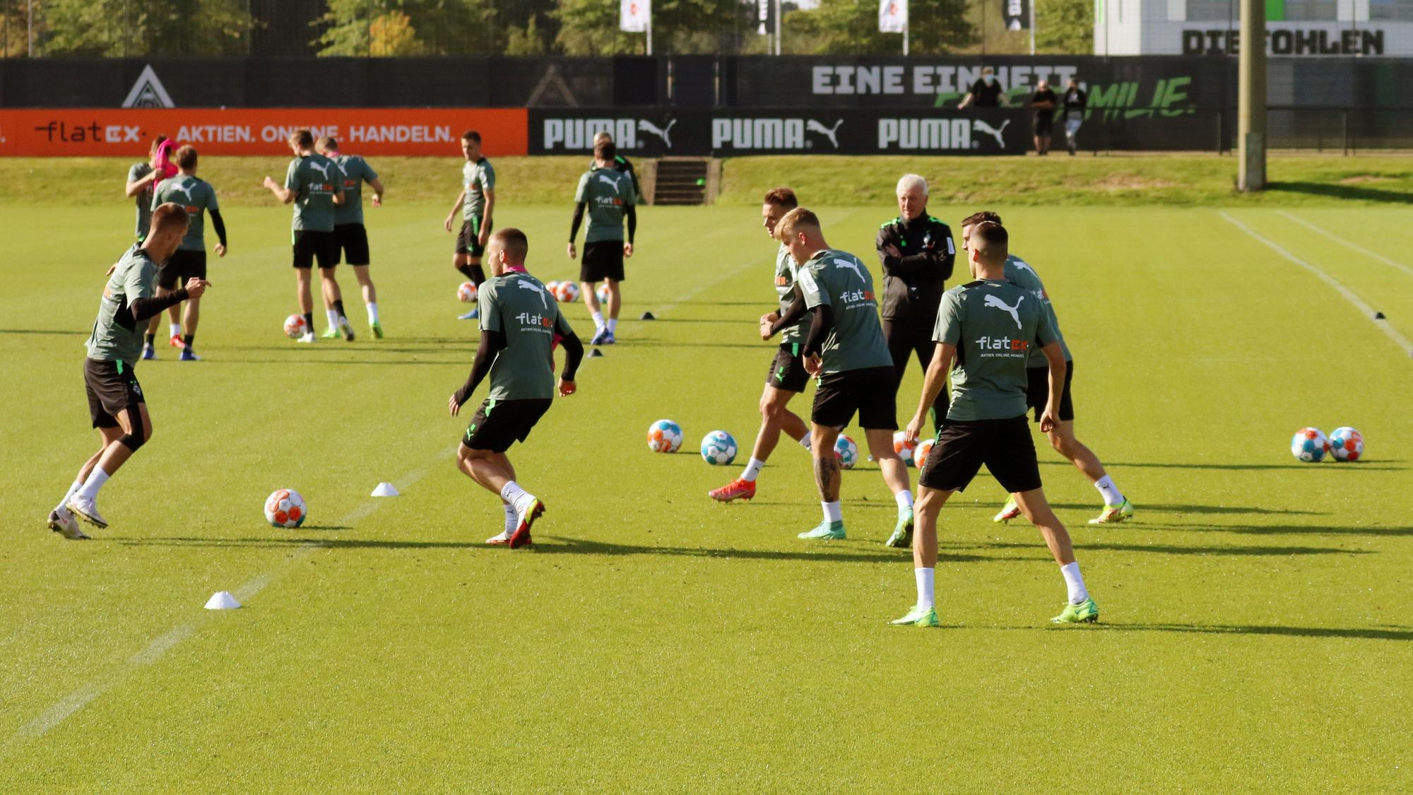 Teile der Mannschaft von Borussia Mönchengladbach, hier am 23. September 2021, trainieren auf engem Raum das Passspiel.