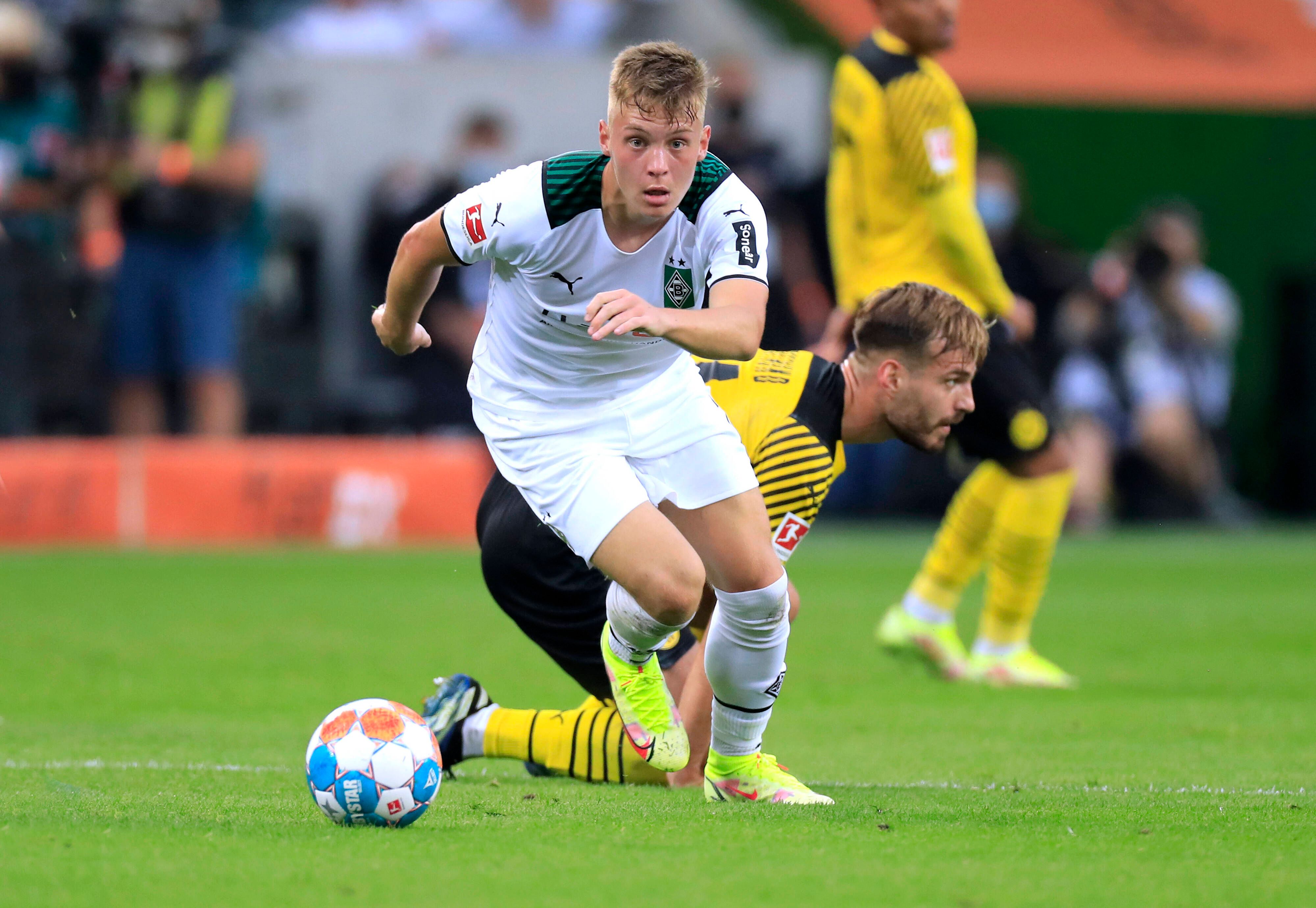Luca Netz von Borussia Mönchengladbach, hier am 25. September 2021, läuft im Spiel gegen Borussia Dortmund mit dem Ball.