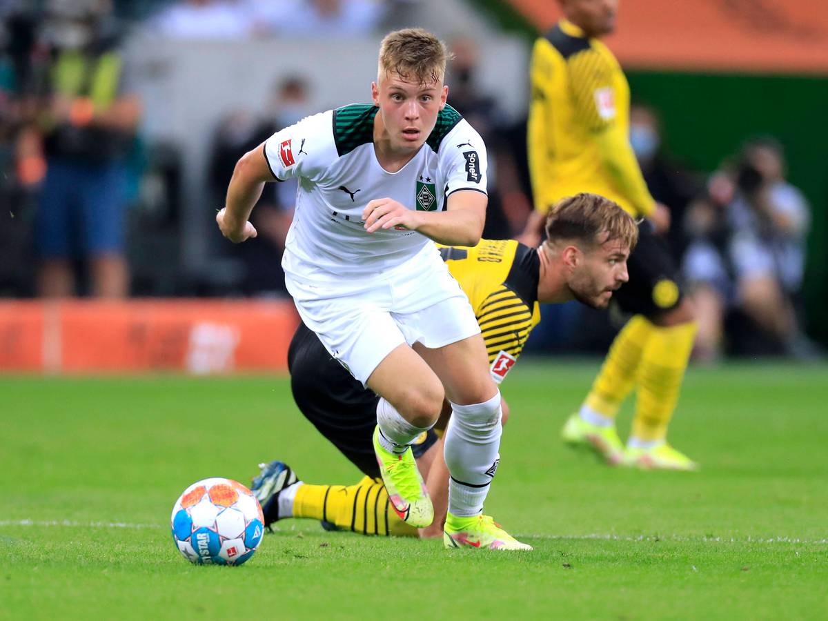 Luca Netz von Borussia Mönchengladbach, hier am 25. September 2021, läuft im Spiel gegen Borussia Dortmund mit dem Ball.