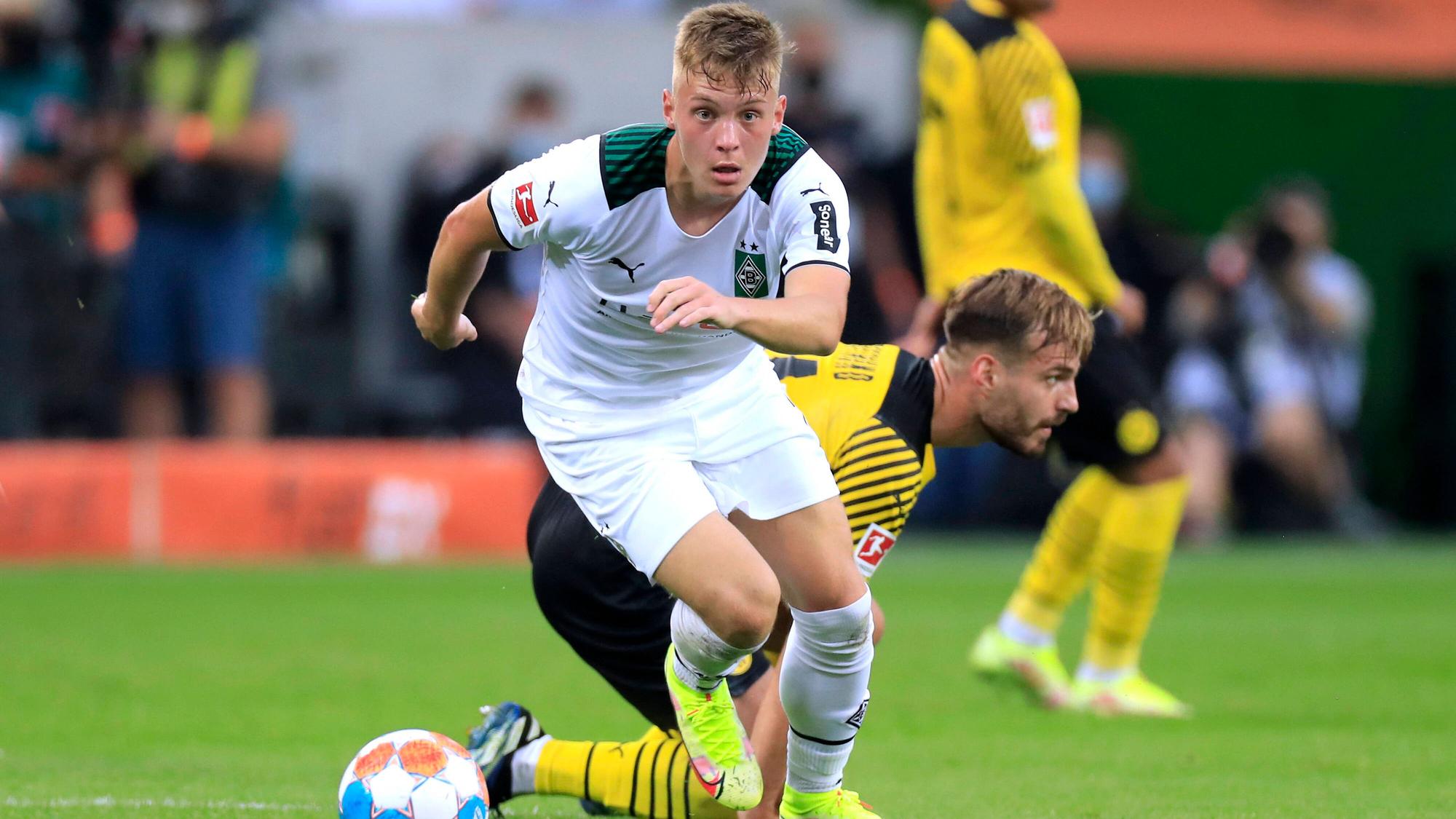 Luca Netz von Borussia Mönchengladbach, hier am 25. September 2021, läuft im Spiel gegen Borussia Dortmund mit dem Ball.