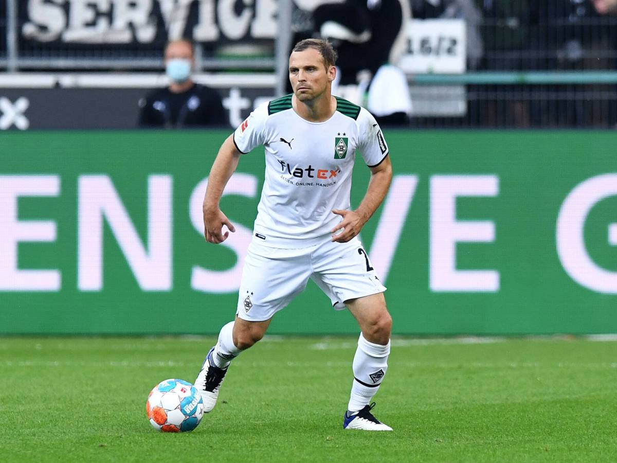 Tony Jantschke von Borussia Mönchengladbach, hier im Bundesligaduell gegen den BVB am 25. September 2021 mit dem Ball am Fuß.