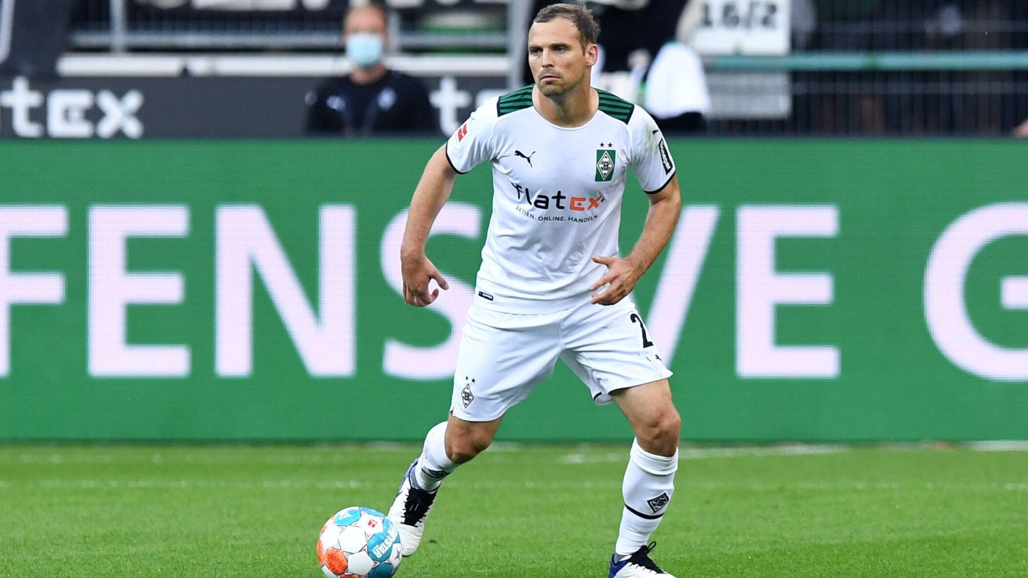 Tony Jantschke von Borussia Mönchengladbach, hier im Bundesligaduell gegen den BVB am 25. September 2021 mit dem Ball am Fuß.