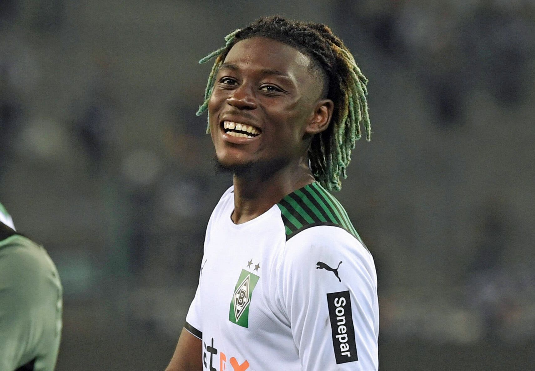 Manu Koné, Spieler von Borussia Mönchengladbach, freut sich am 25. September 2021 im Borussia-Park über den Bundesliga-Sieg gegen Borussia Dortmund. Koné lächelt sichtlich glücklich.